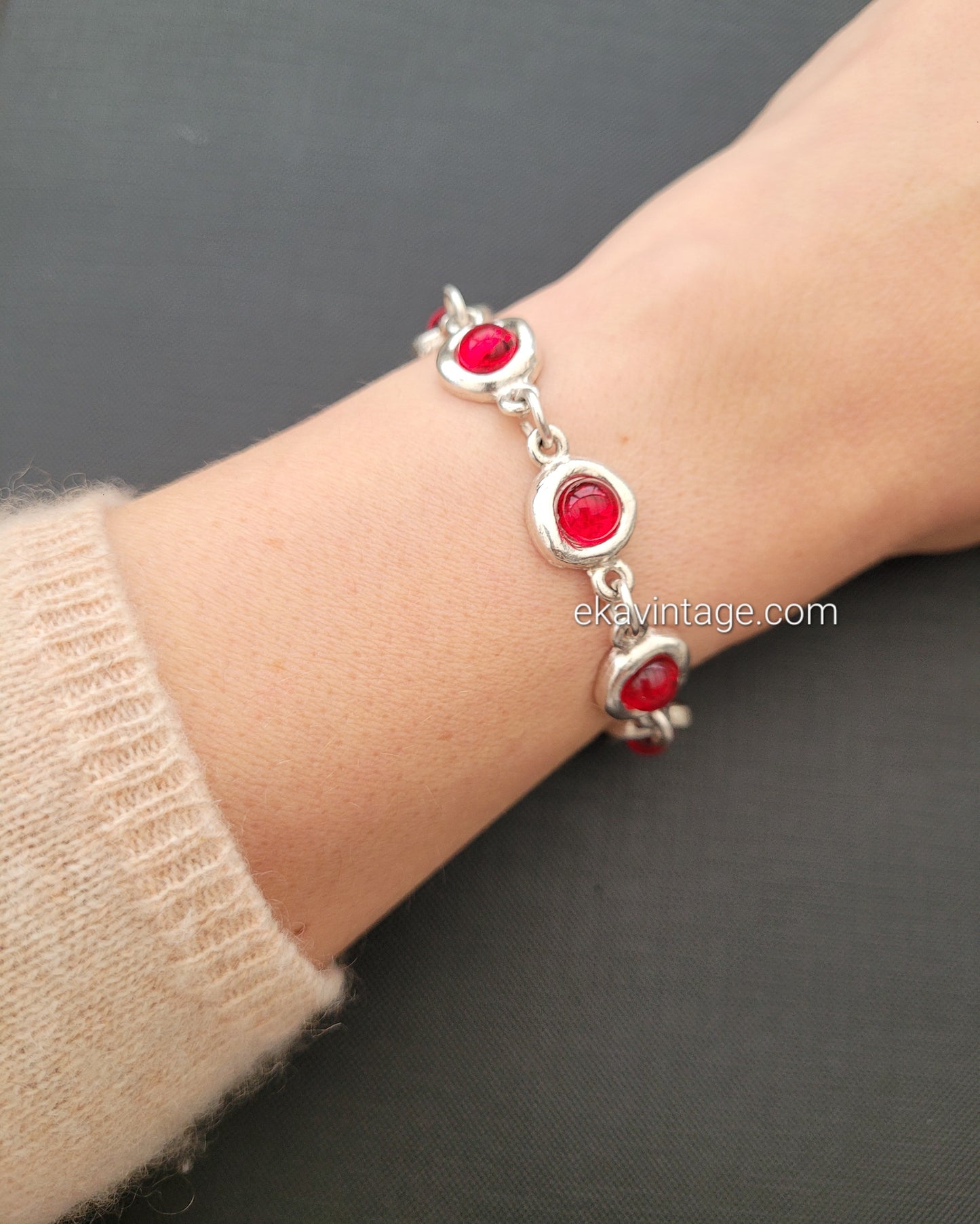 Biche de Bere - Bracelet vintage cabochons rouges