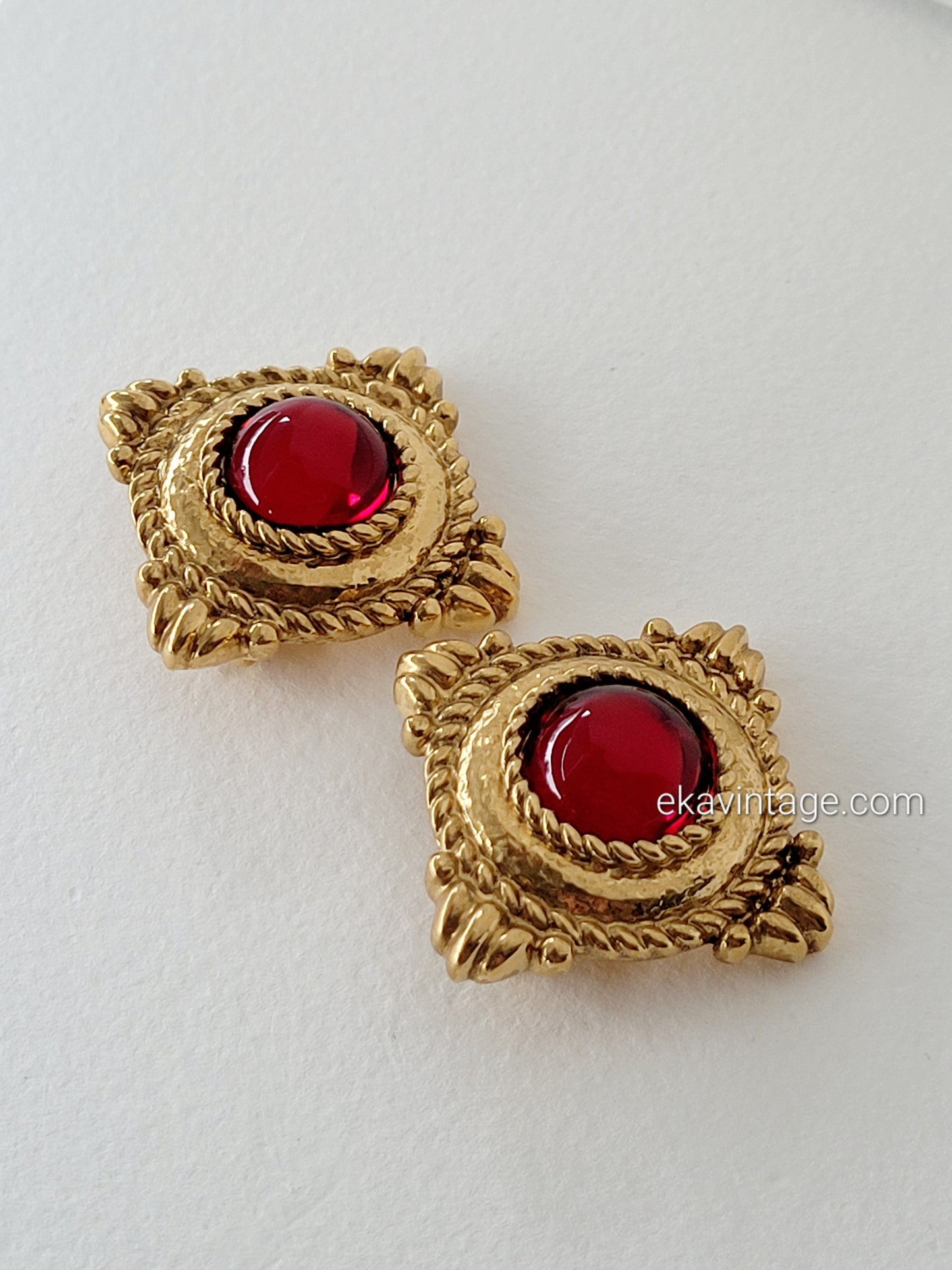 Yves Saint Laurent - Boucles d'oreilles vintage Cabochons rouges