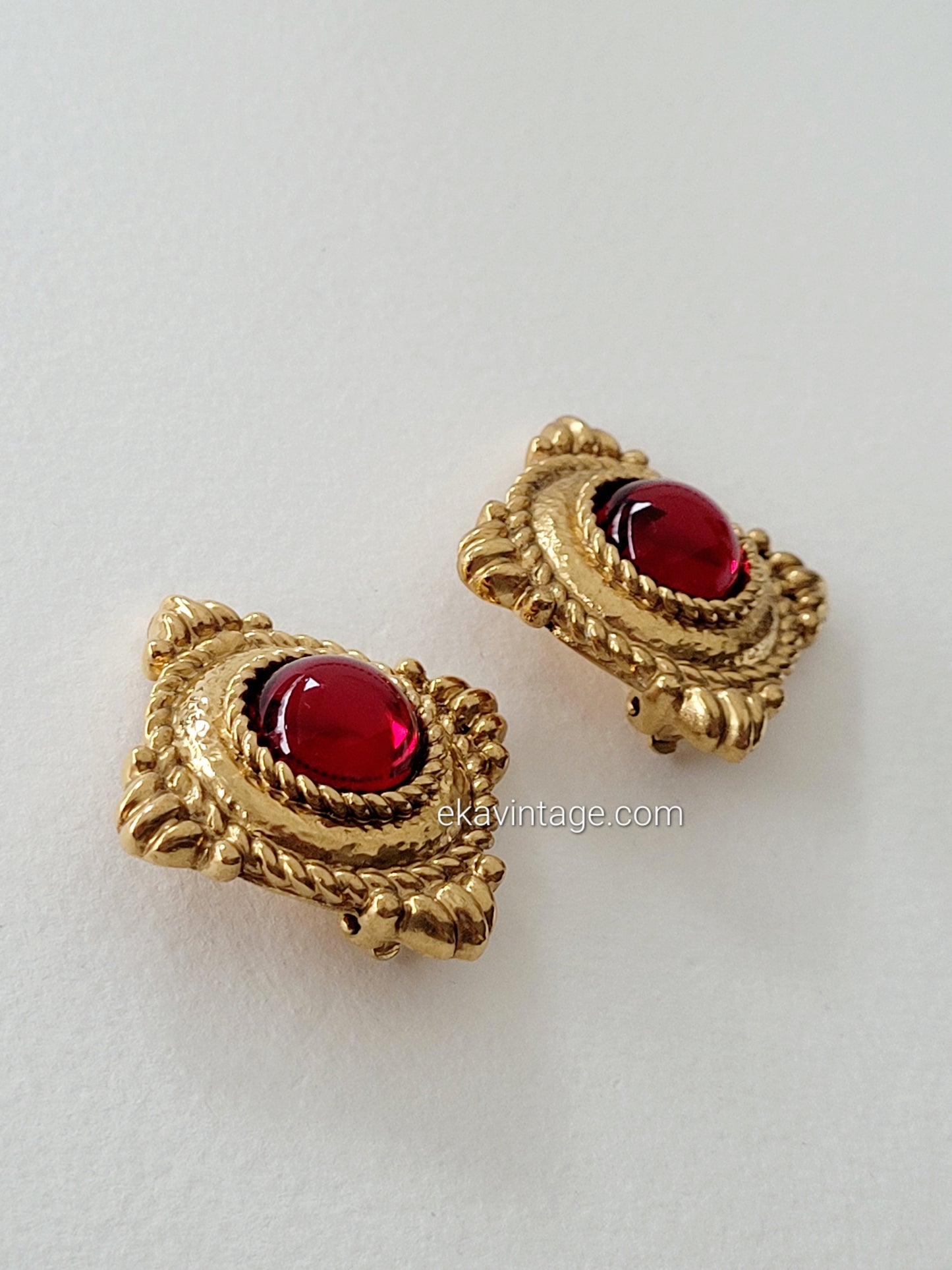 Yves Saint Laurent - Boucles d'oreilles vintage Cabochons rouges