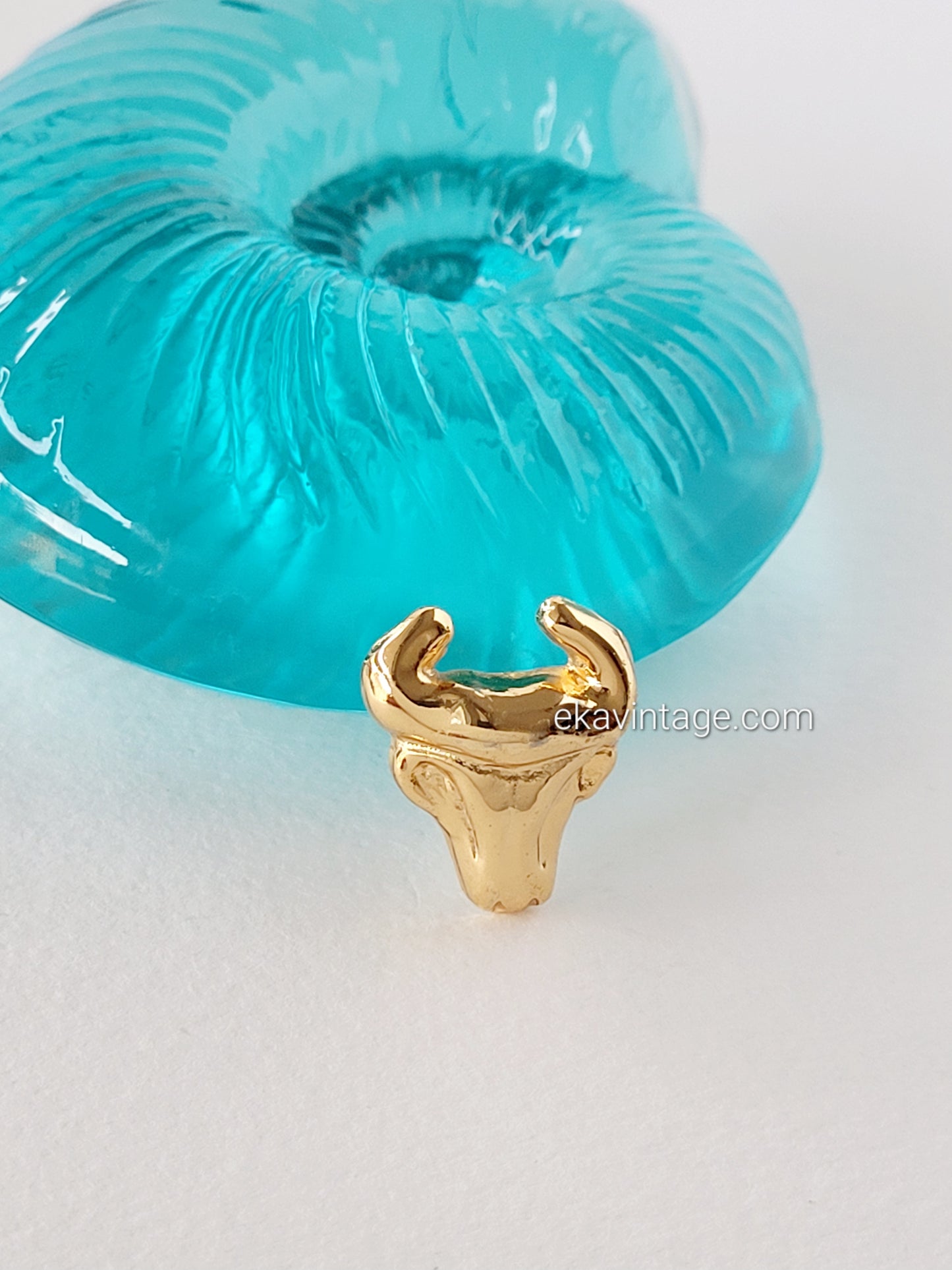 Christian Lacroix - Pin's vintage Taureau