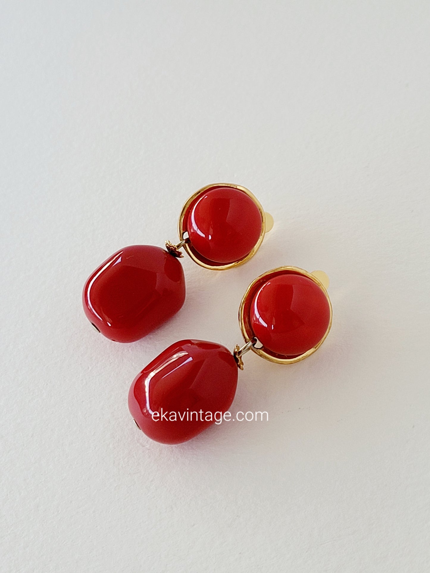 Cécile et Jeanne - Boucles d'oreilles pendantes rouge