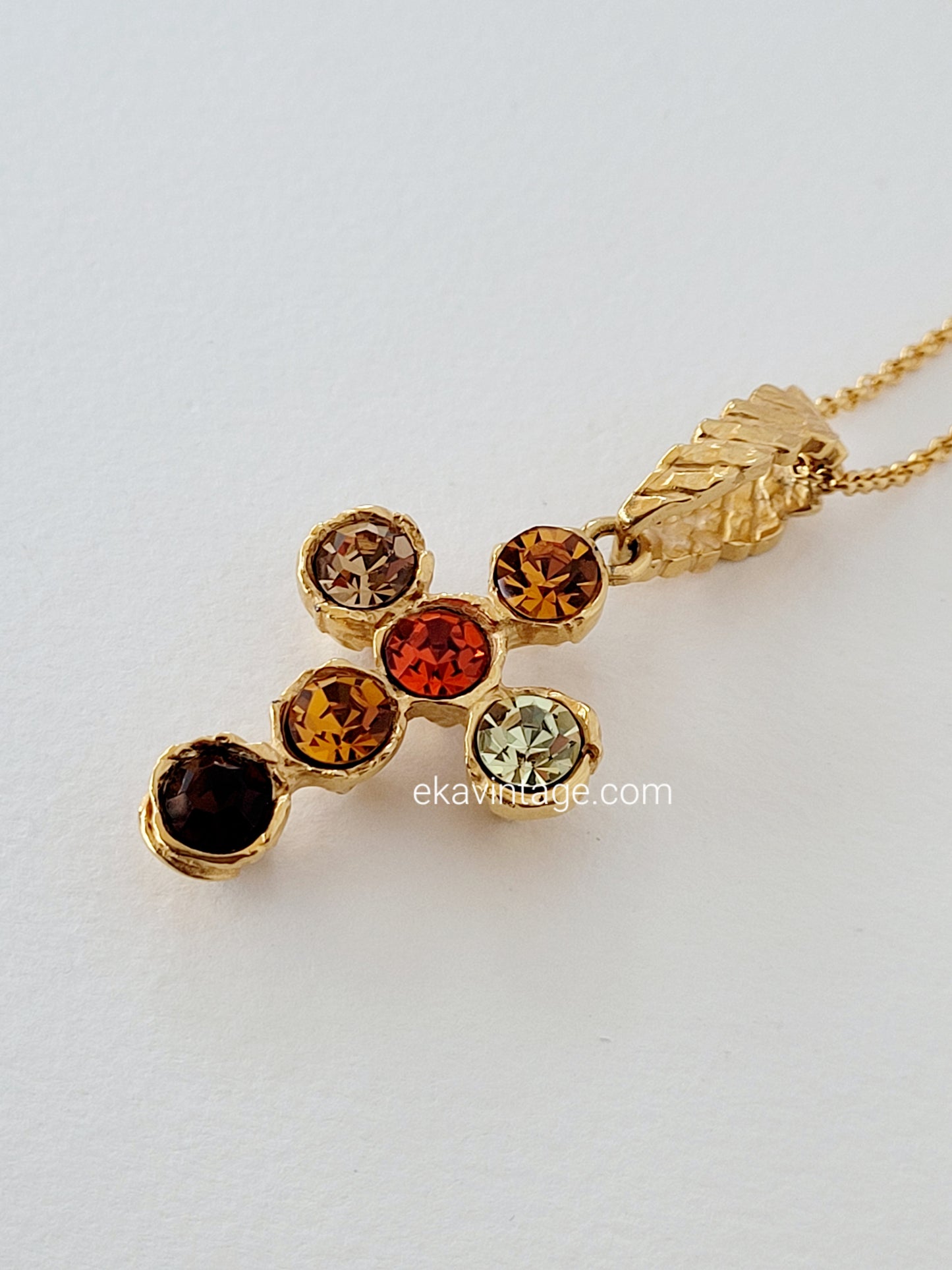 Pendentif vintage Christian Lacroix en forme de croix