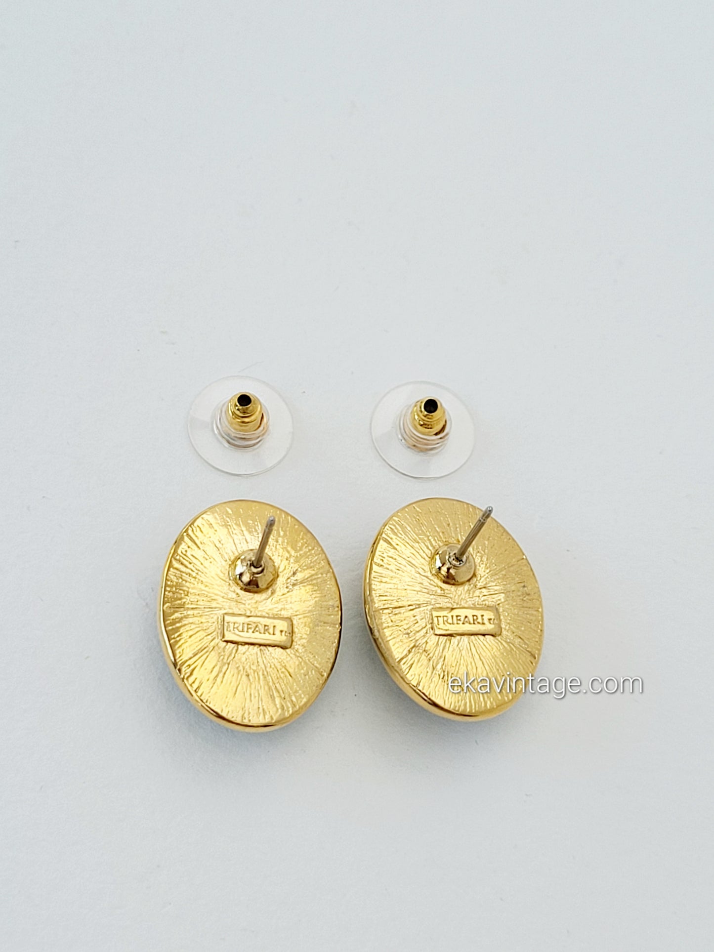 Trifari - Boucles d'oreilles vintage cabochons bleus