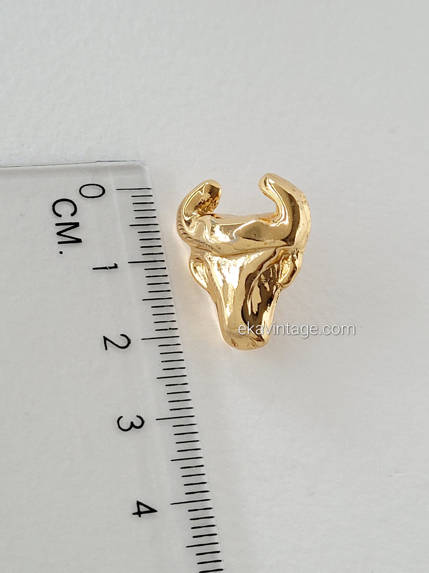 Christian Lacroix - Pin's vintage Taureau