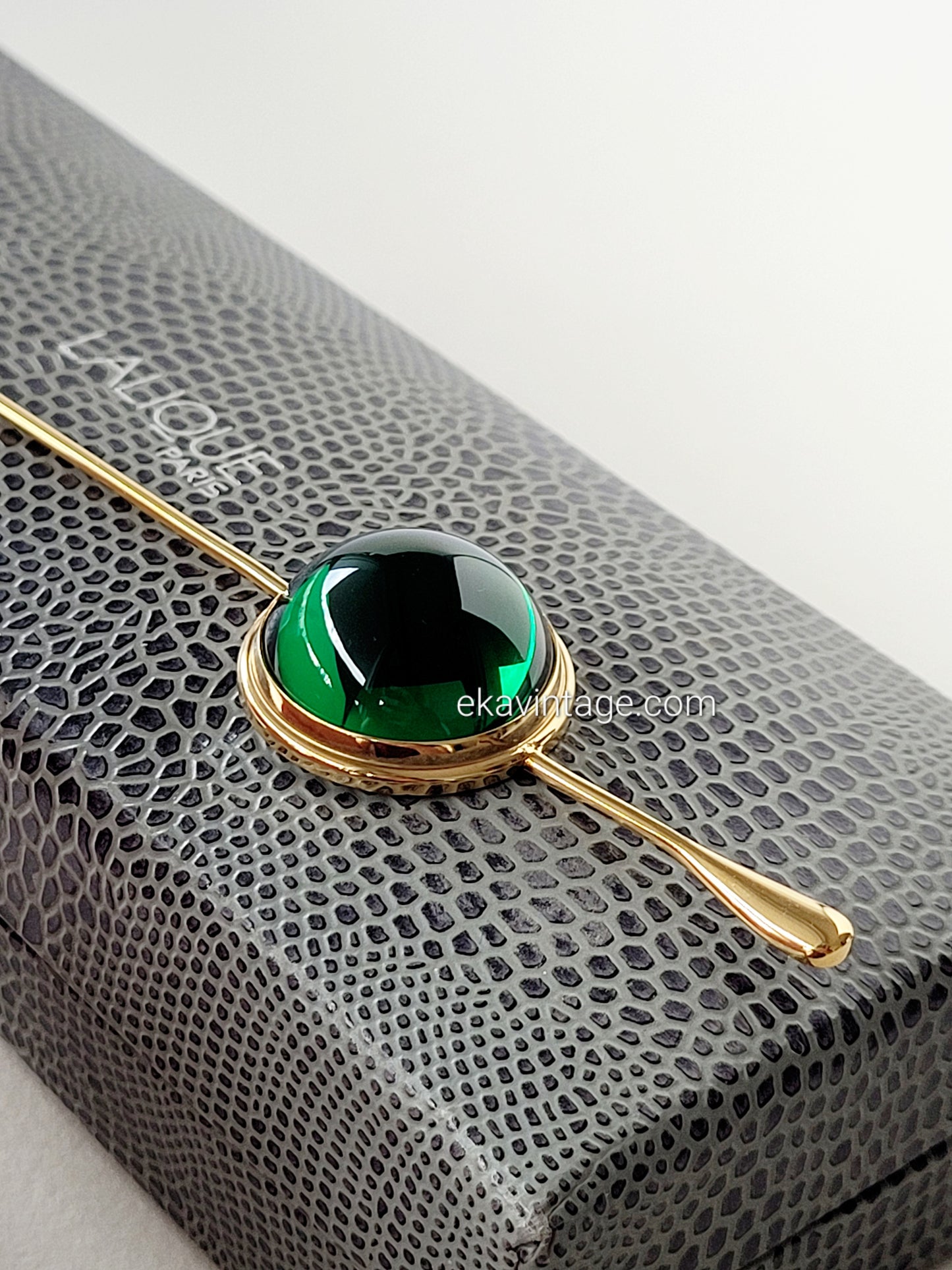 Lalique - Broche vintage cabochon vert