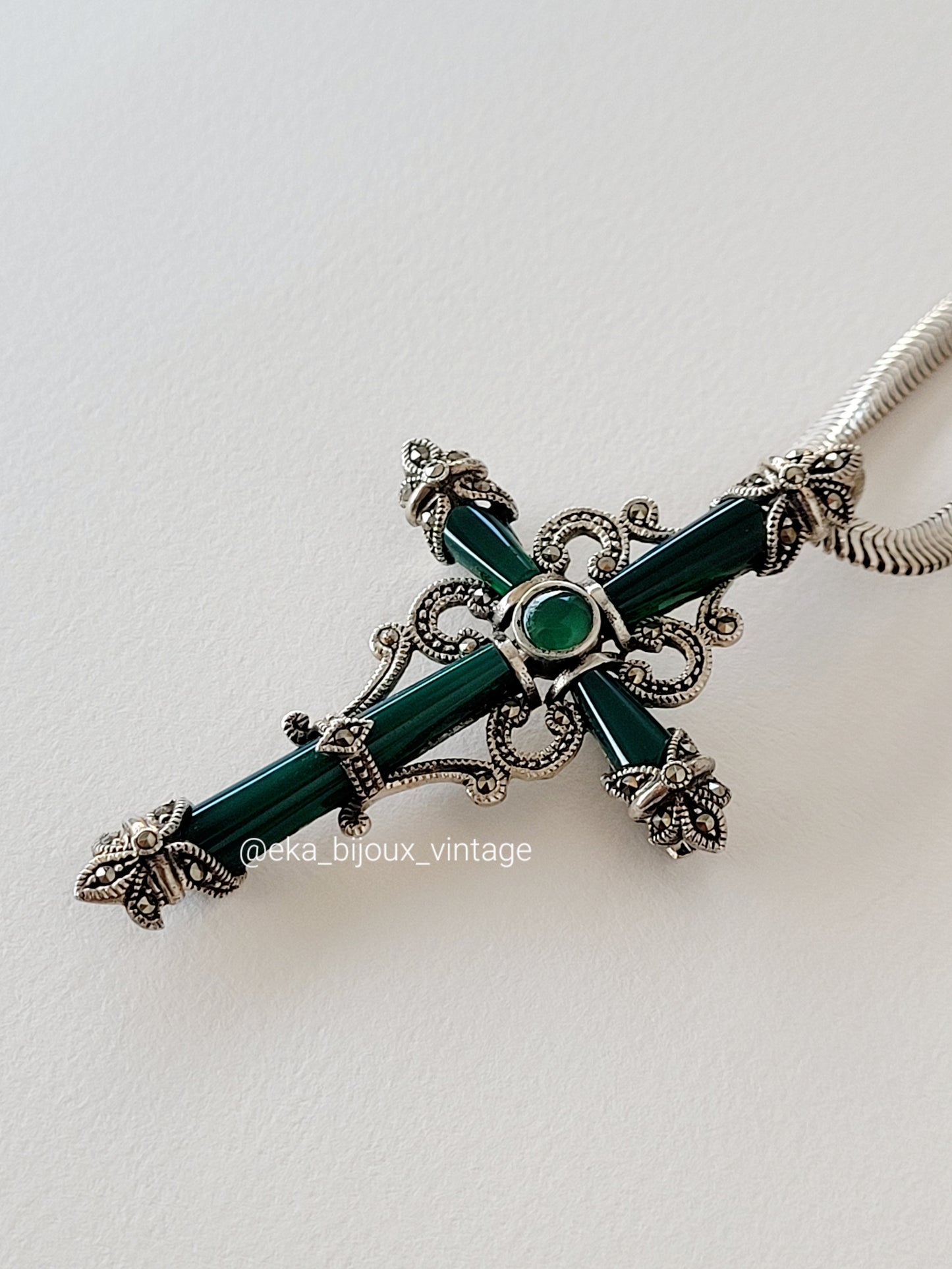 Collier vintage - Croix artisanale en verre