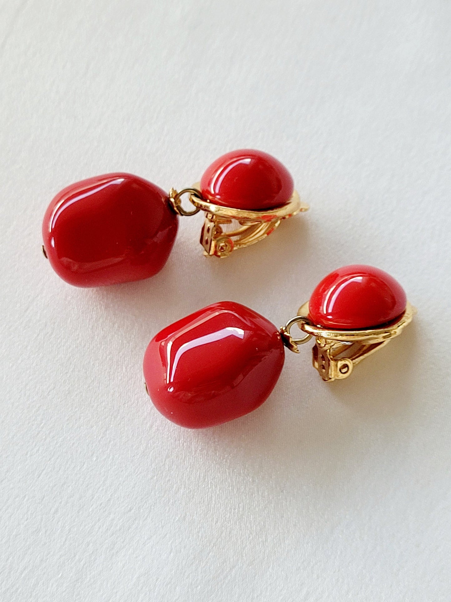 Cécile et Jeanne - Boucles d'oreilles pendantes rouge