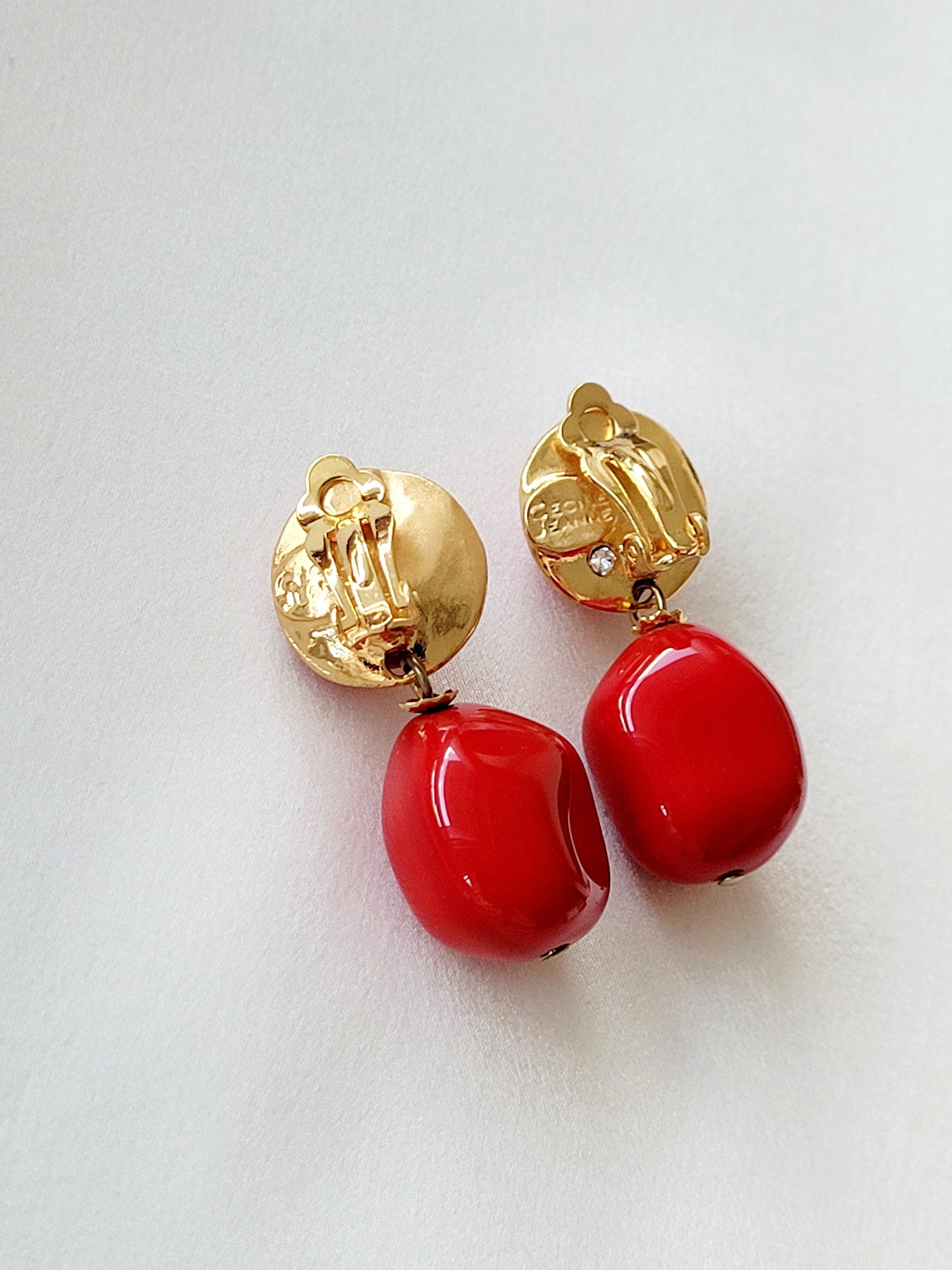 Cécile et Jeanne - Boucles d'oreilles pendantes rouge