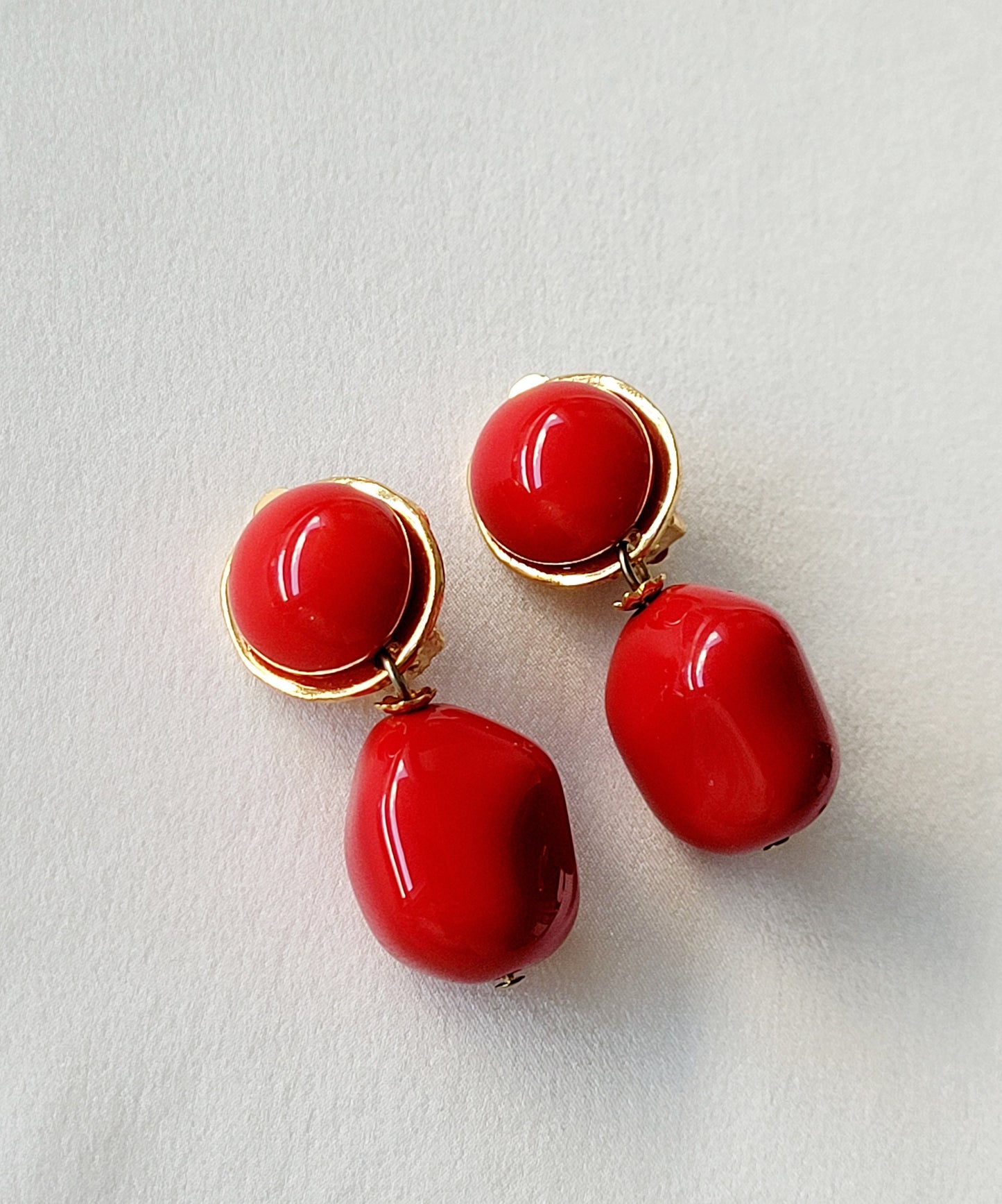 Cécile et Jeanne - Boucles d'oreilles pendantes rouge