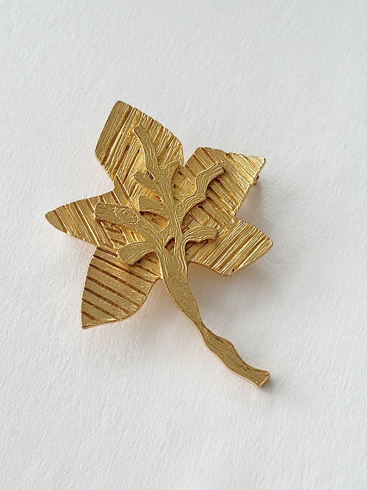 Hanae Mori  - Broche vintage  Feuille