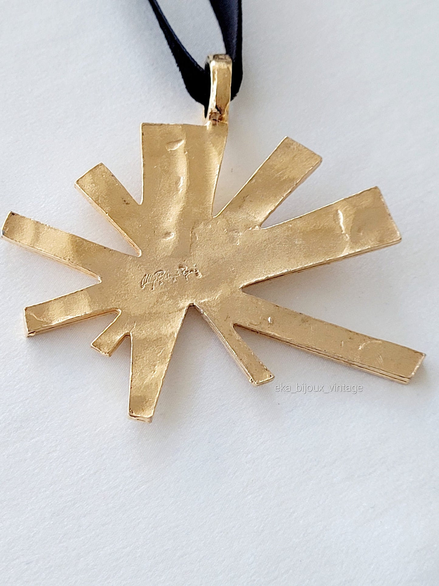 Biche de Bere - Gold metal pendant