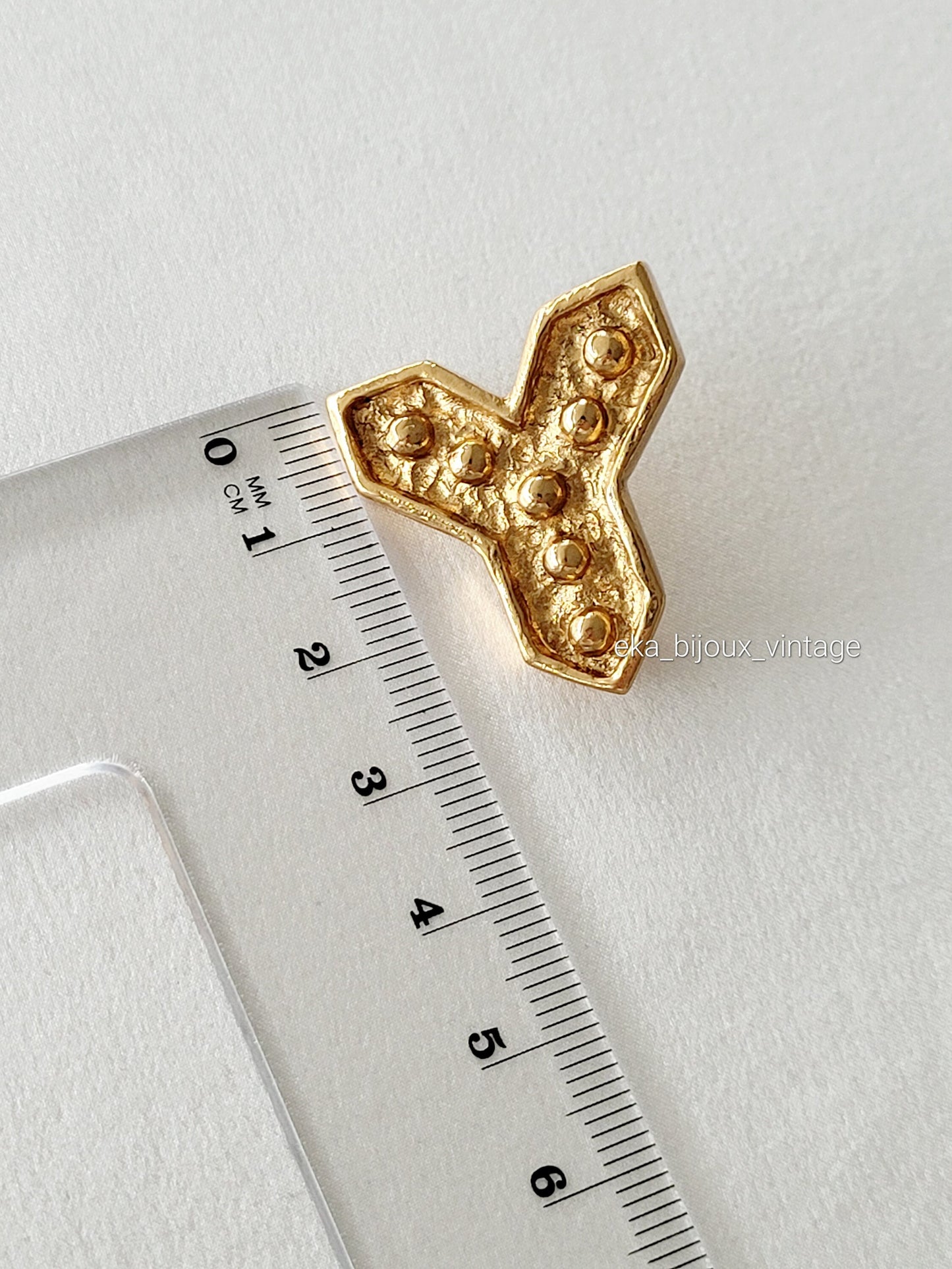 Yves Saint Laurent  - Pin's vintage Y