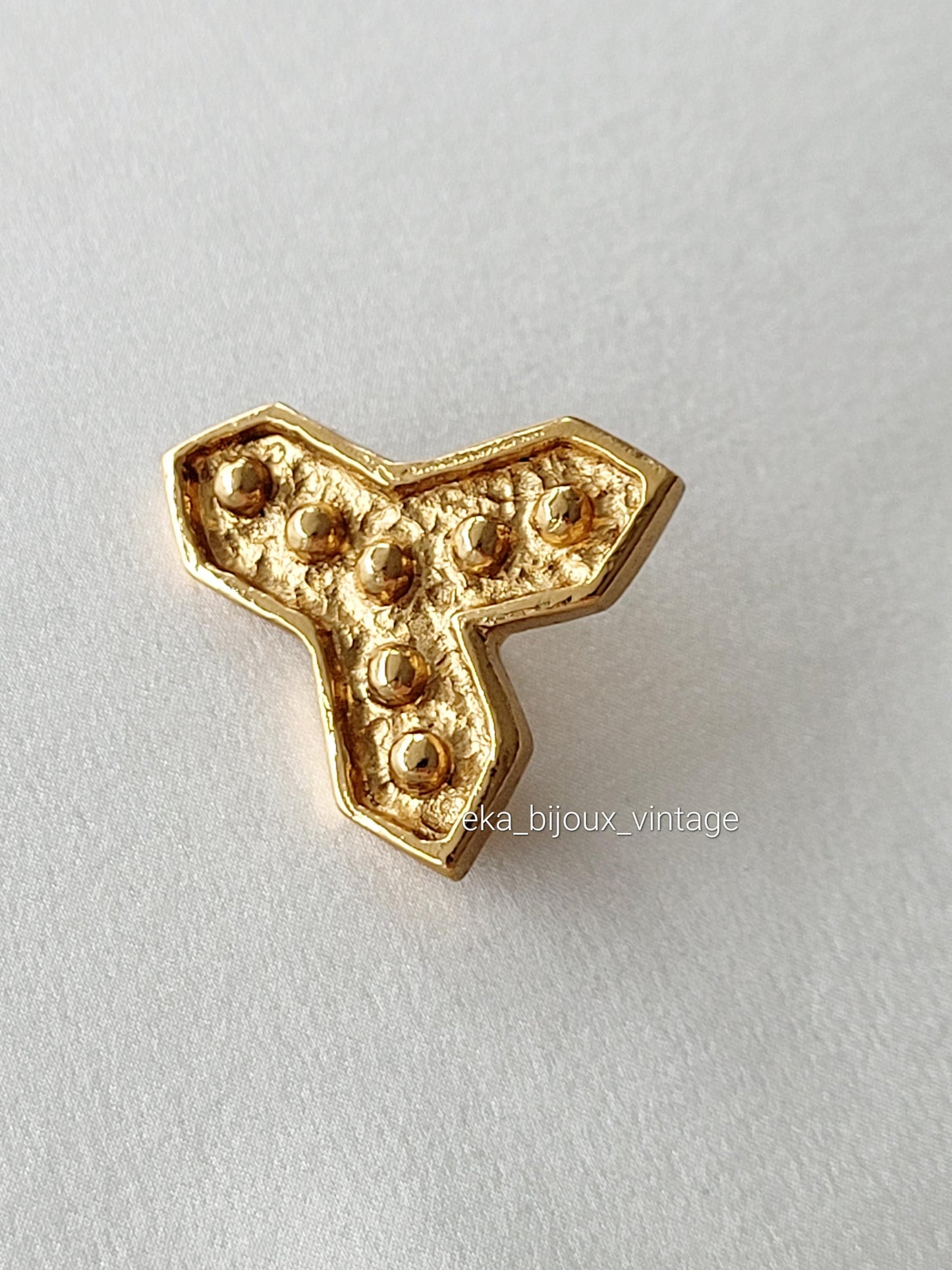 Yves Saint Laurent  - Pin's vintage Y