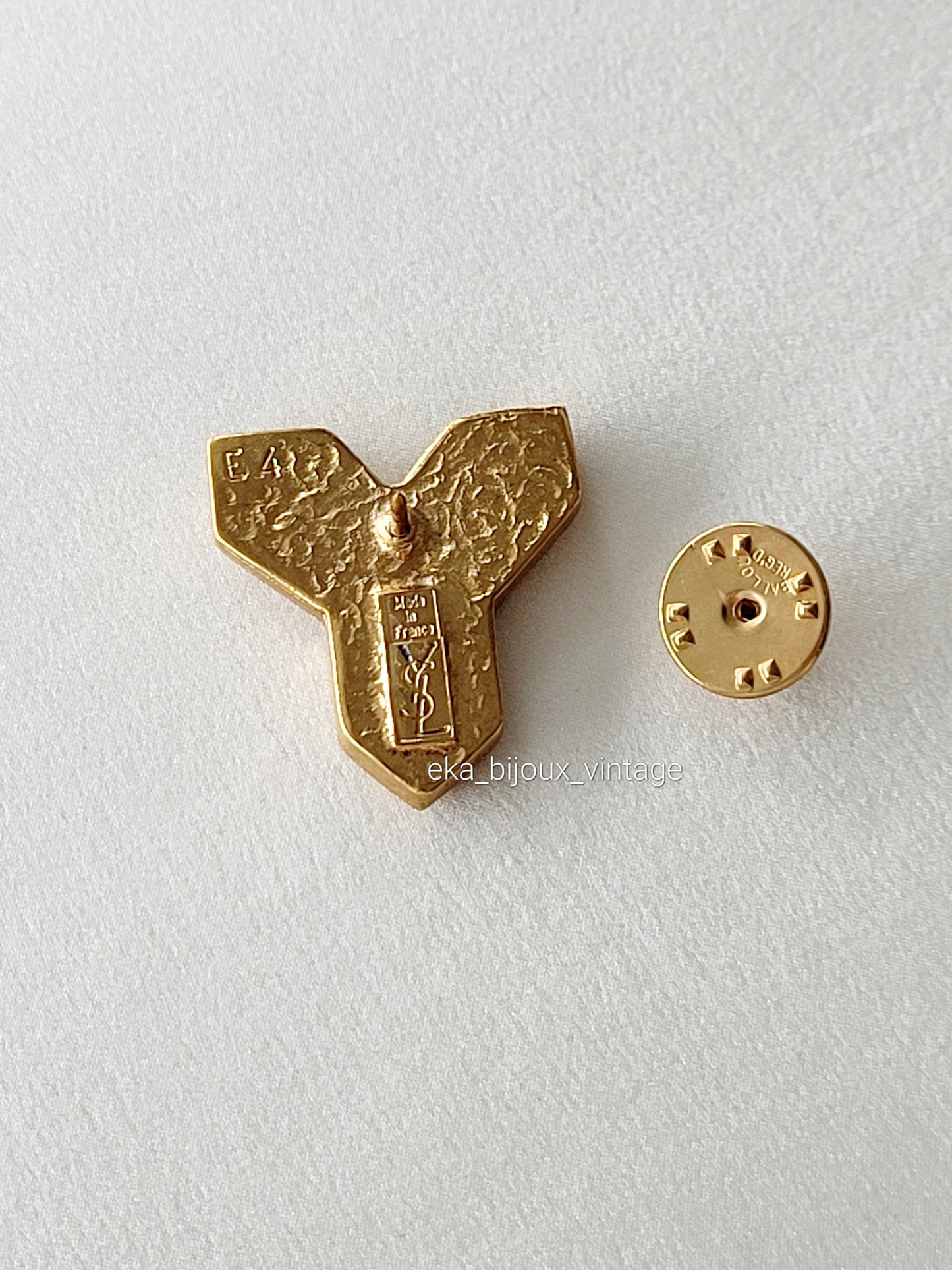 Yves Saint Laurent  - Pin's vintage Y