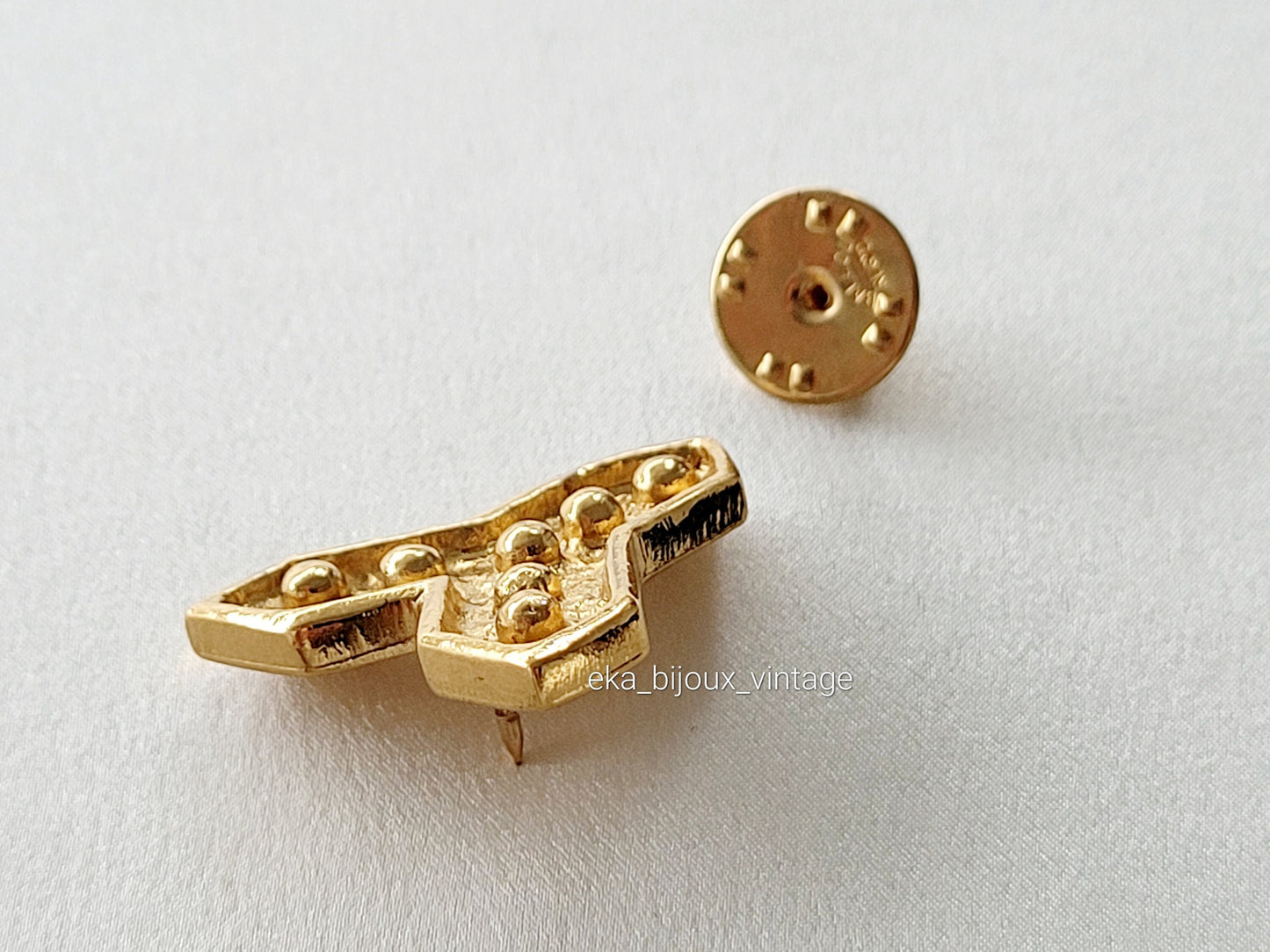 Yves Saint Laurent  - Pin's vintage Y