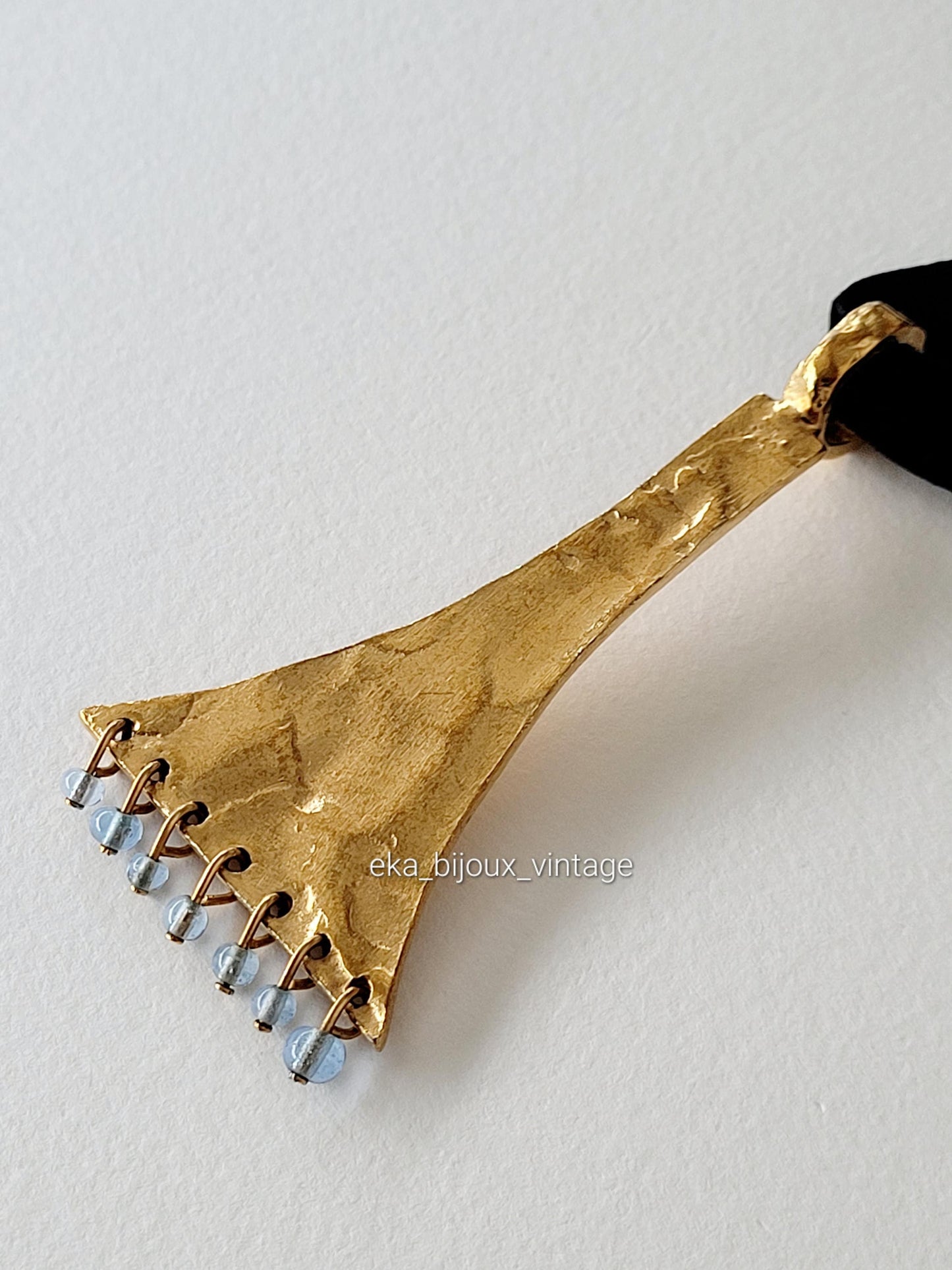 Biche de Bere - Vintage golden pendant