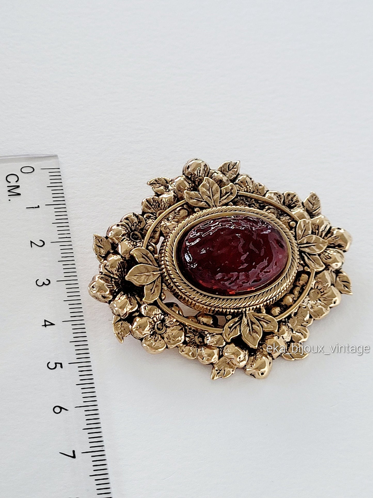 Reminiscence - Red cabochon brooch