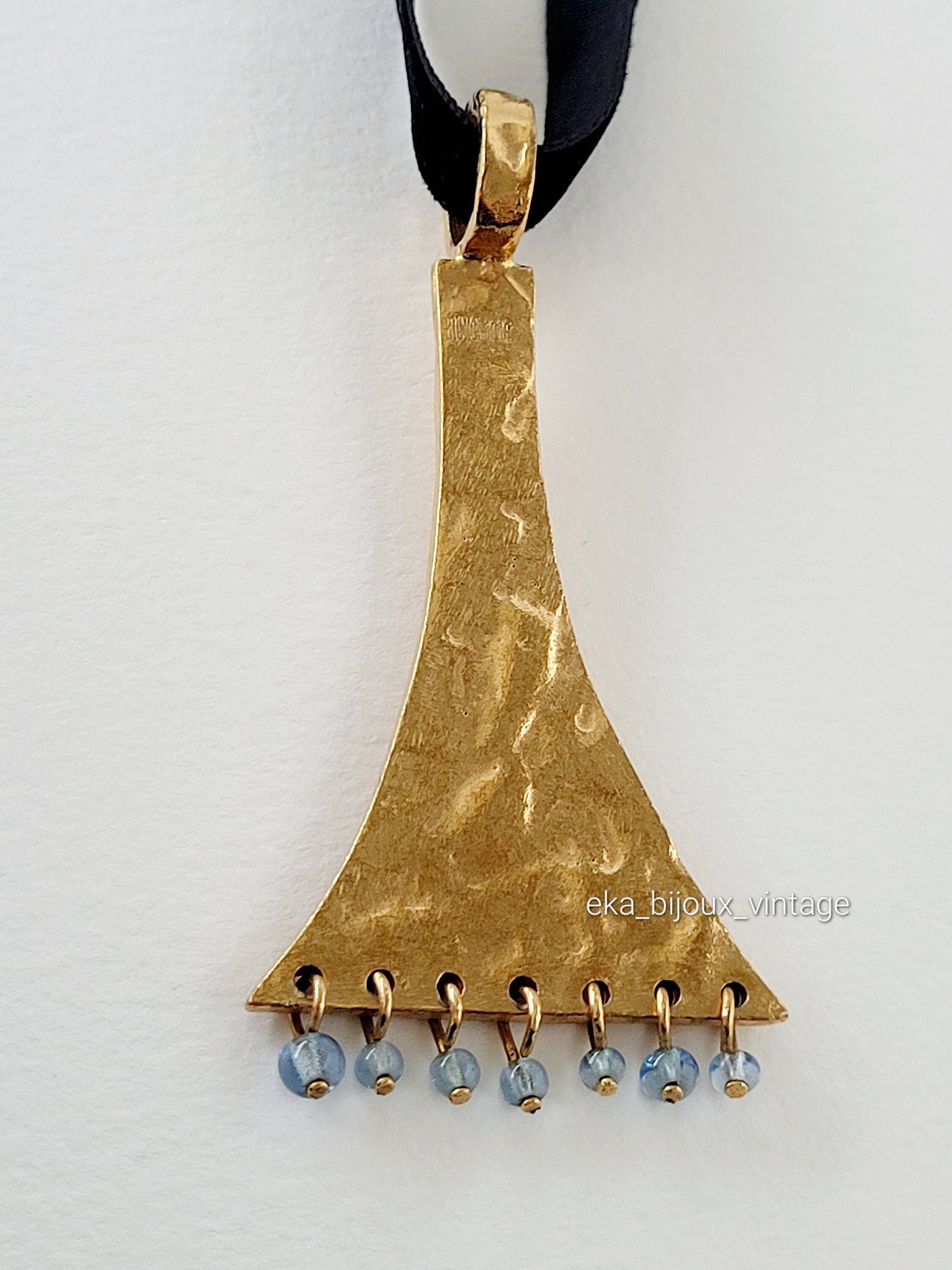 Biche de Bere - Vintage golden pendant