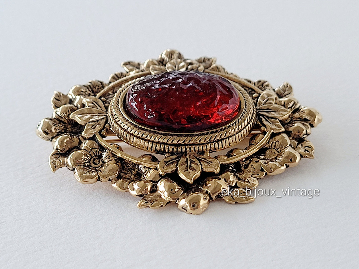 Réminiscence - Broche cabochon rouge