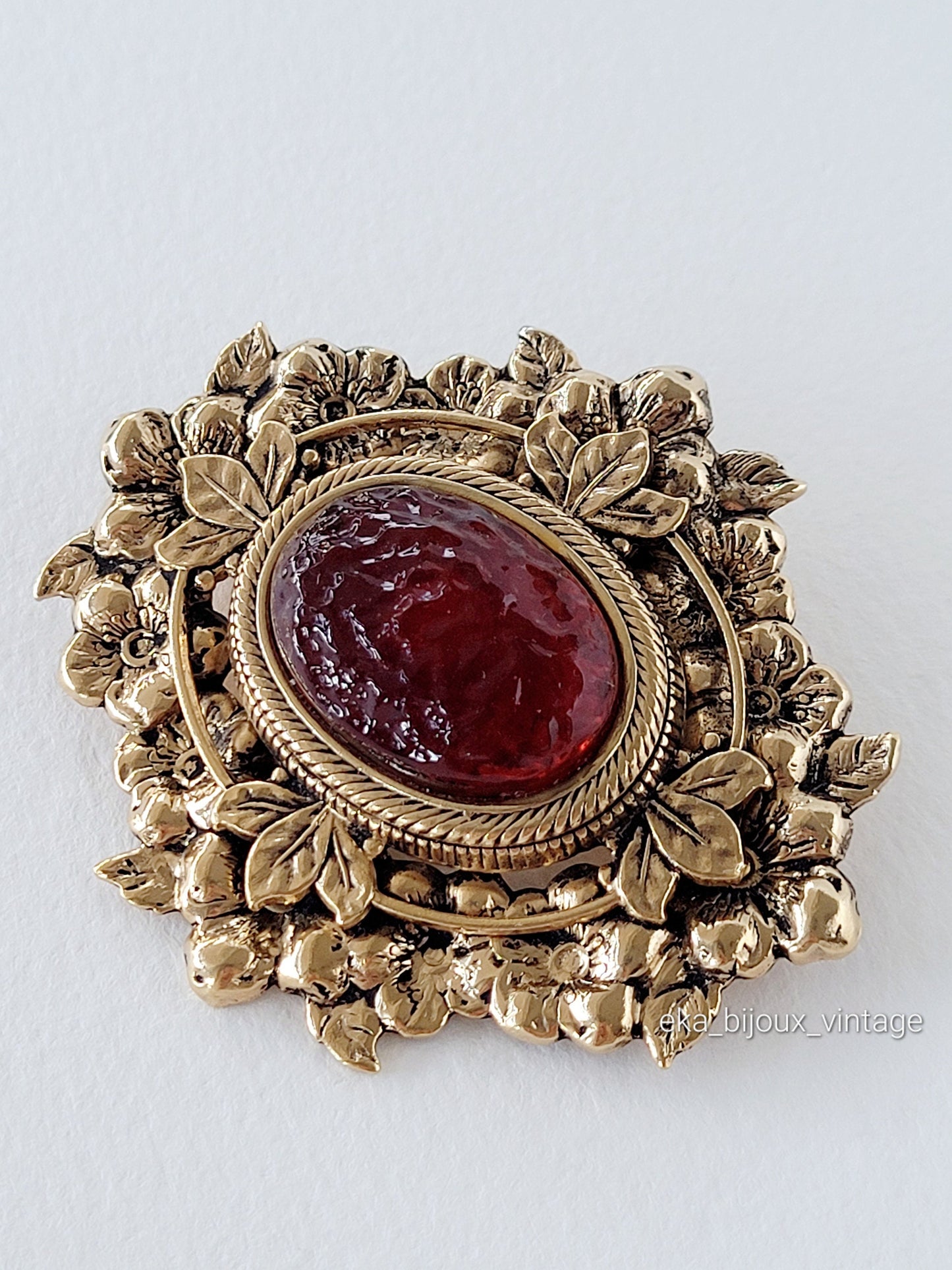 Reminiscence - Red cabochon brooch