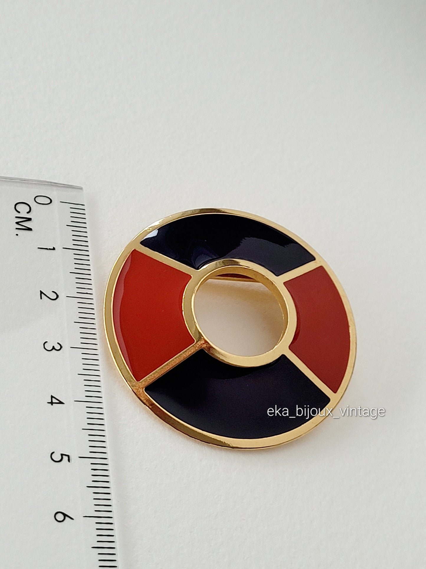 Yves Saint Laurent - Vintage round brooch