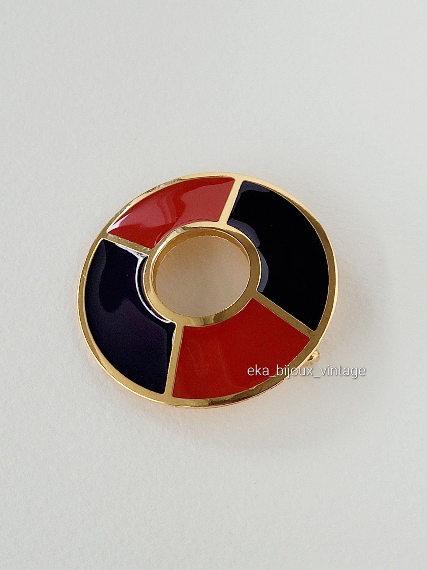 Yves Saint Laurent - Vintage round brooch