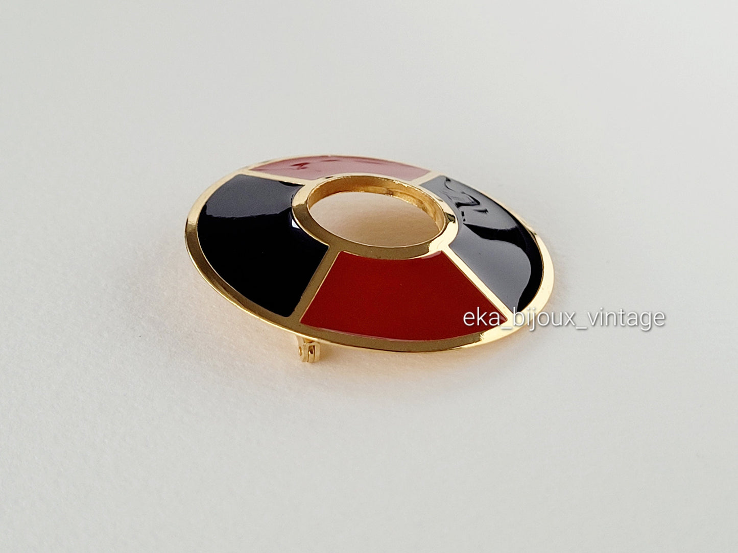 Yves Saint Laurent - Vintage round brooch