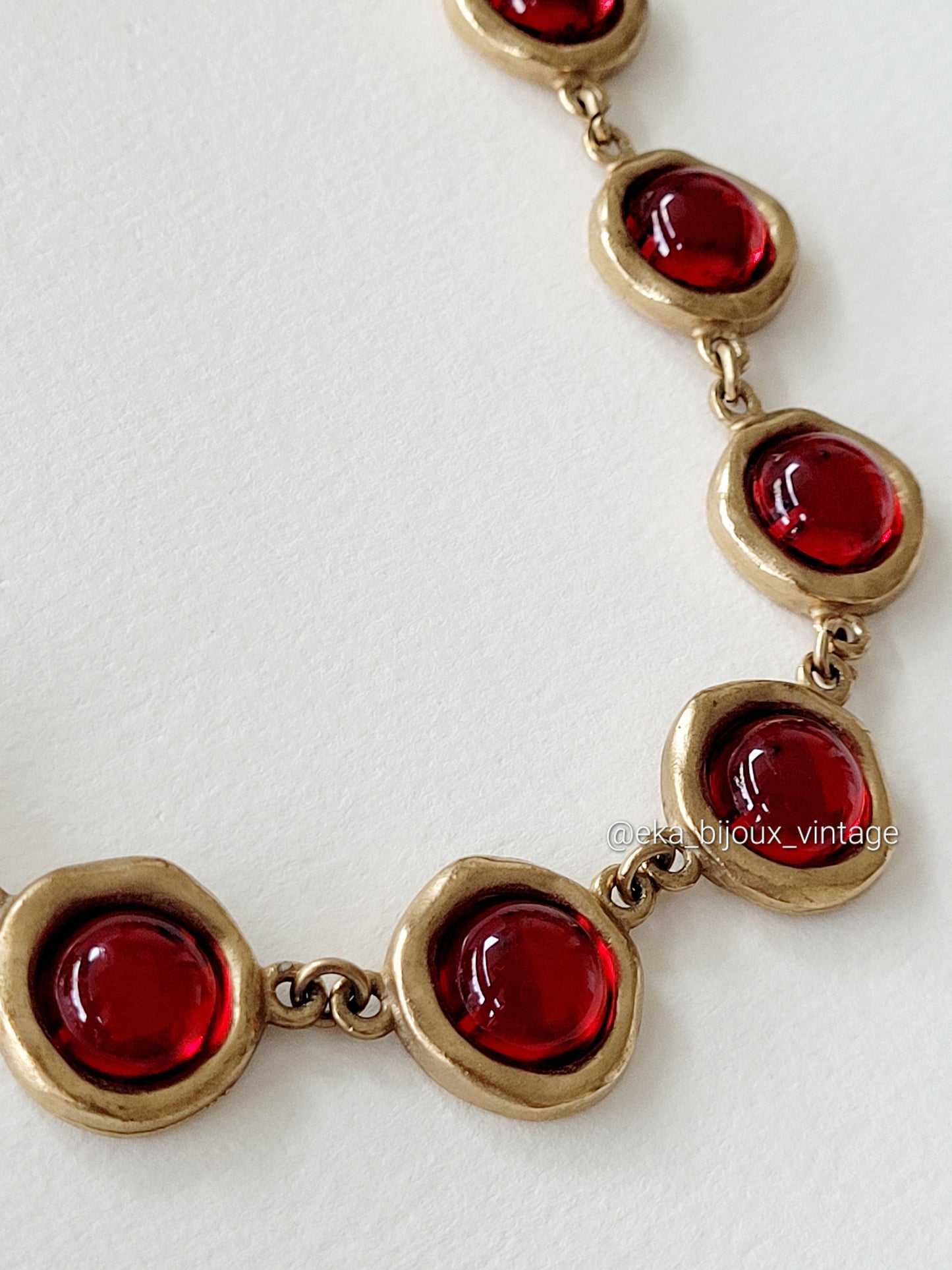 Collier vintage Biche de Bere à cabochons rouges