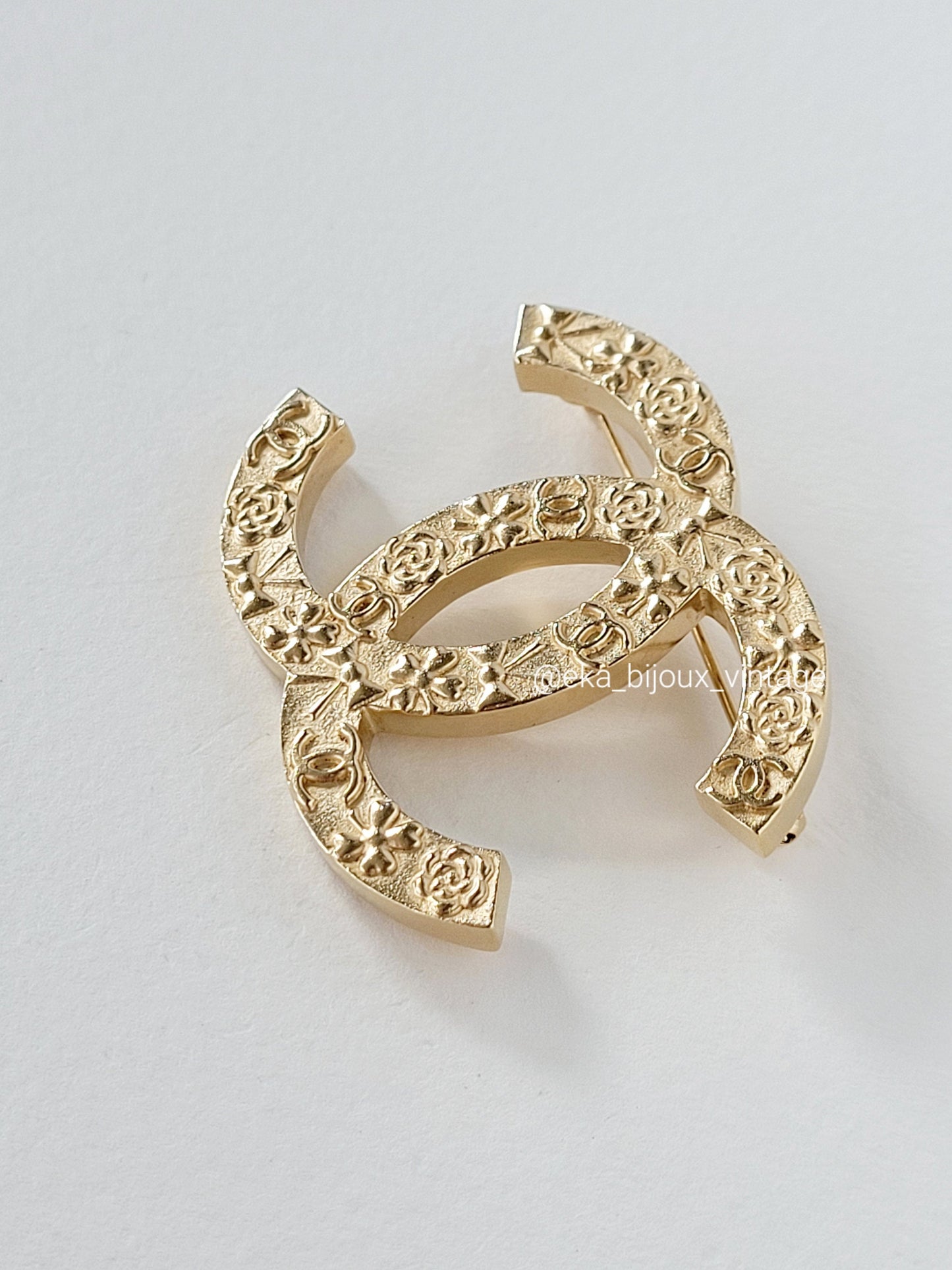 Chanel - Authentic CC brooch