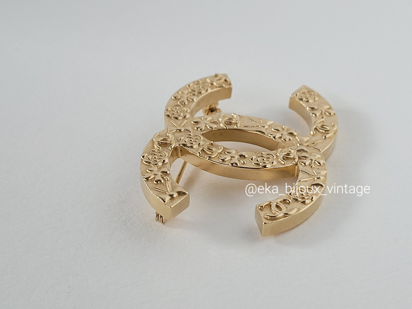 Chanel - Authentic CC brooch