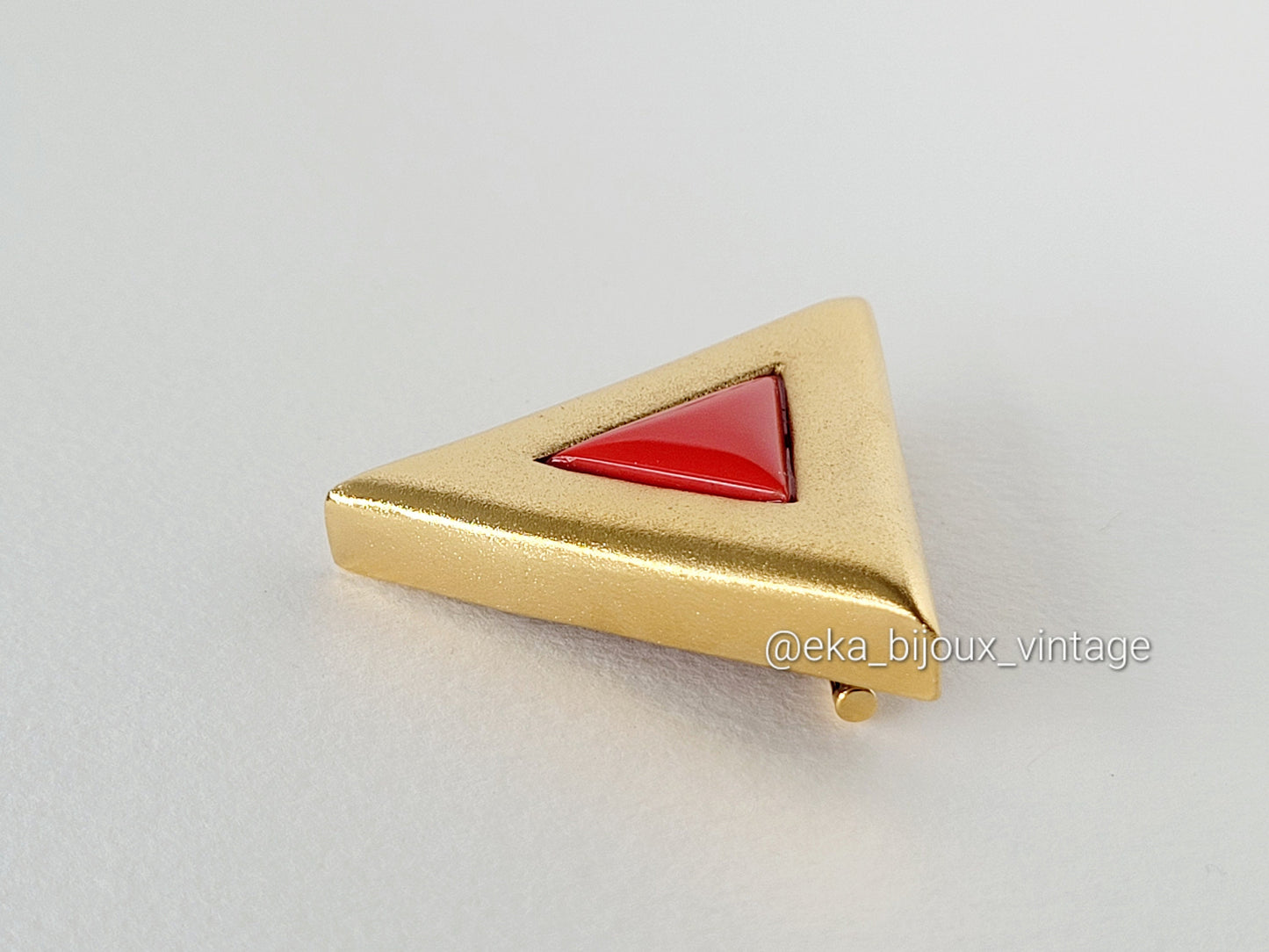 Courreges - Broche vintage - Cabochon rouge