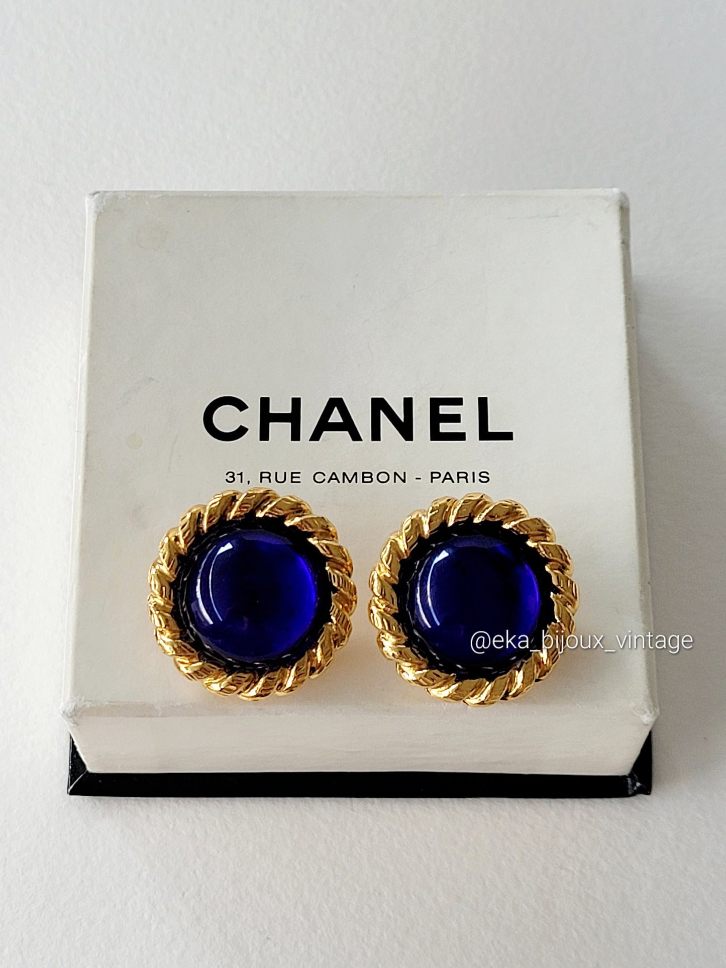 Chanel - Boucles d'oreilles vintage Cabochons bleus