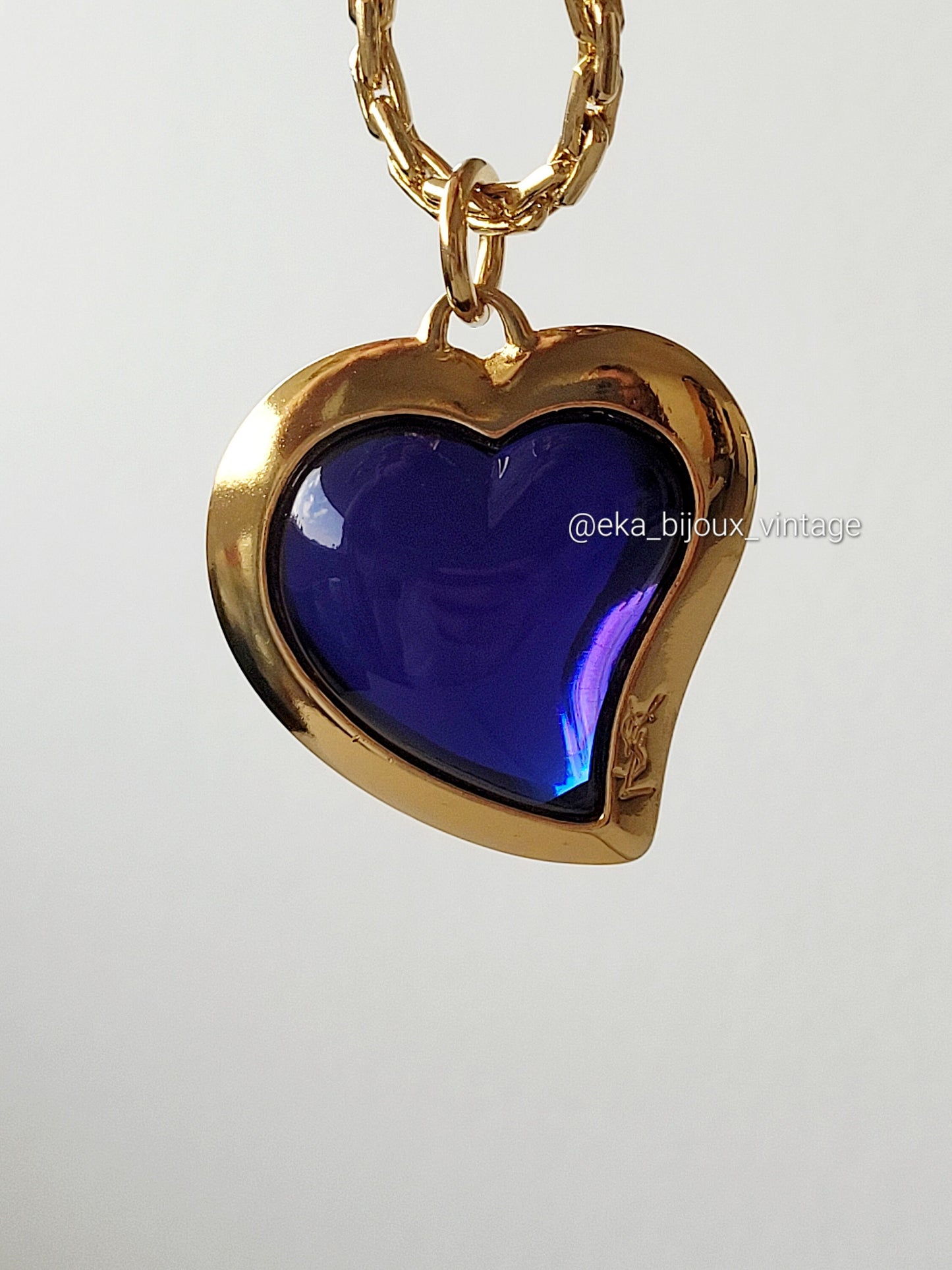 Yves Saint Laurent - Pendentif vintage cœur lucite bleu