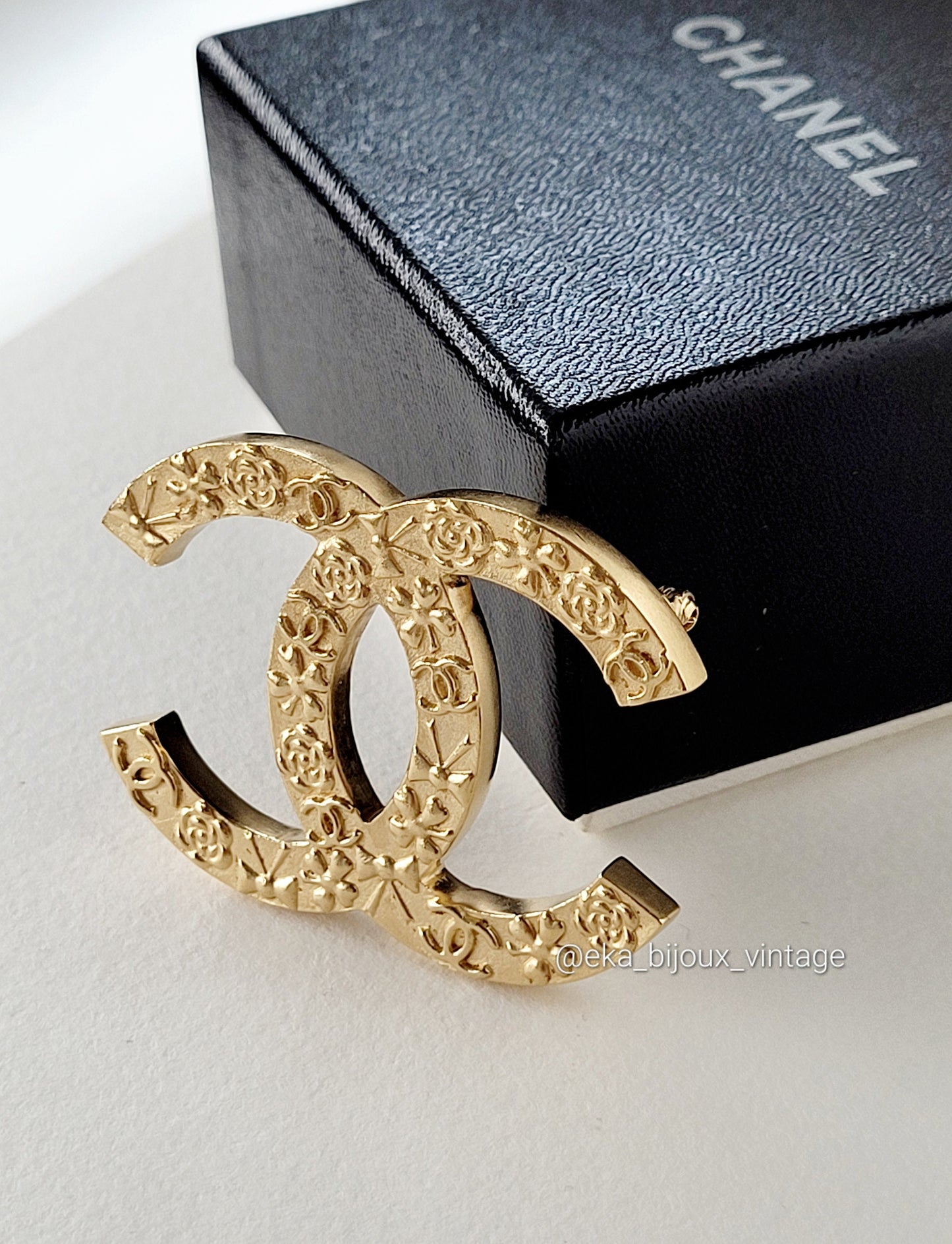 Chanel - Authentic CC brooch