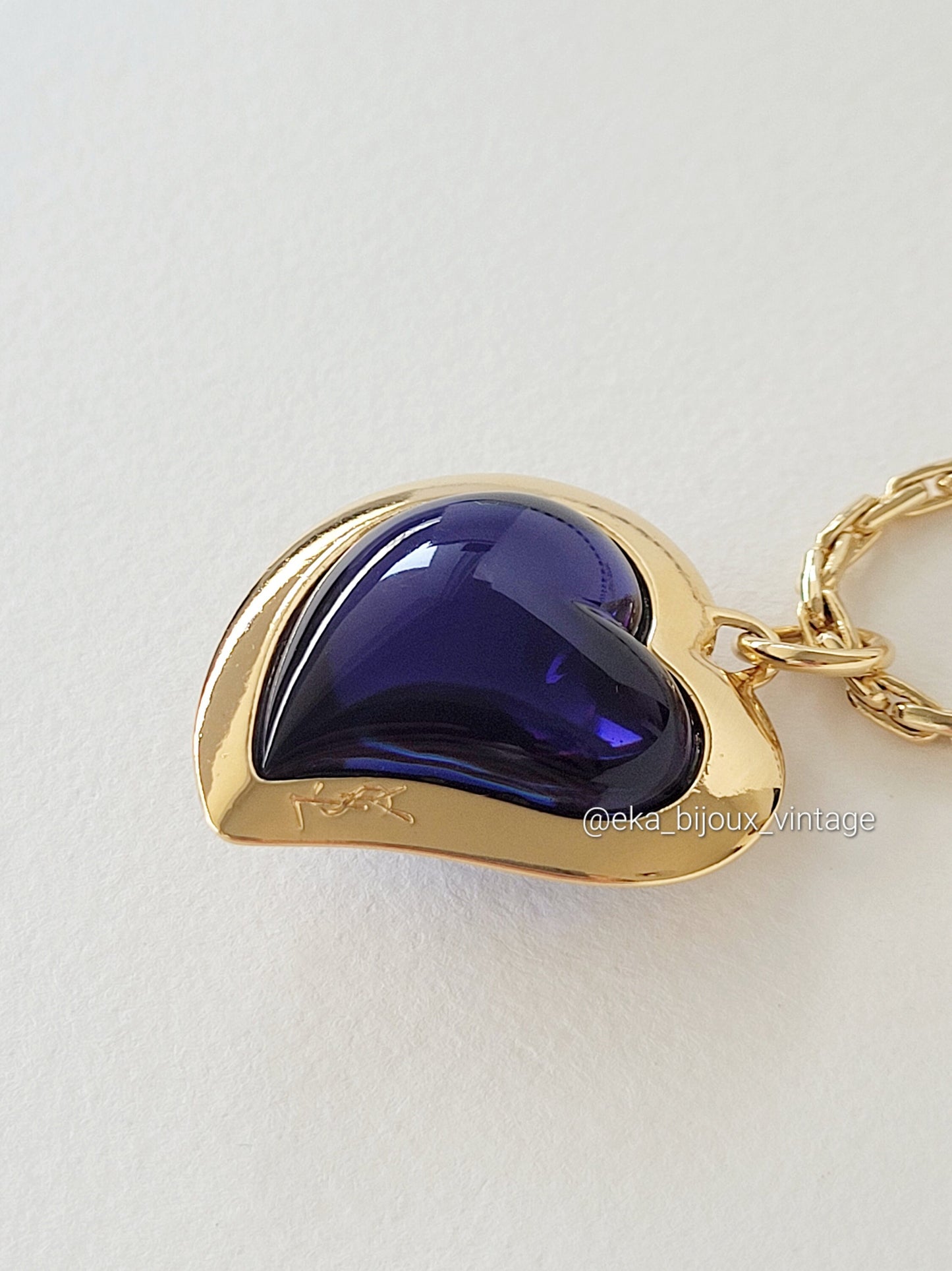 Yves Saint Laurent - Pendentif vintage cœur lucite bleu