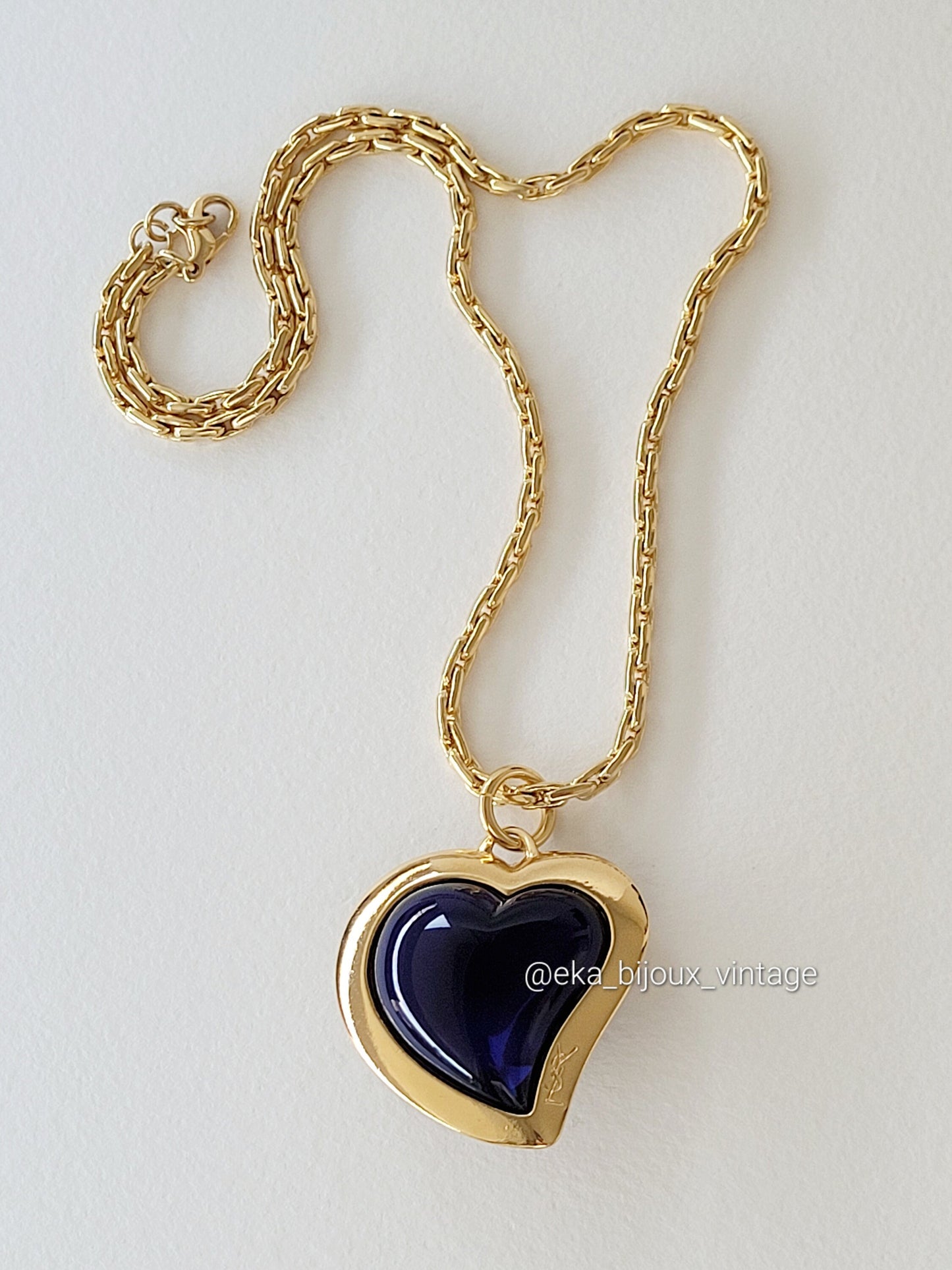 Yves Saint Laurent - Pendentif vintage cœur lucite bleu