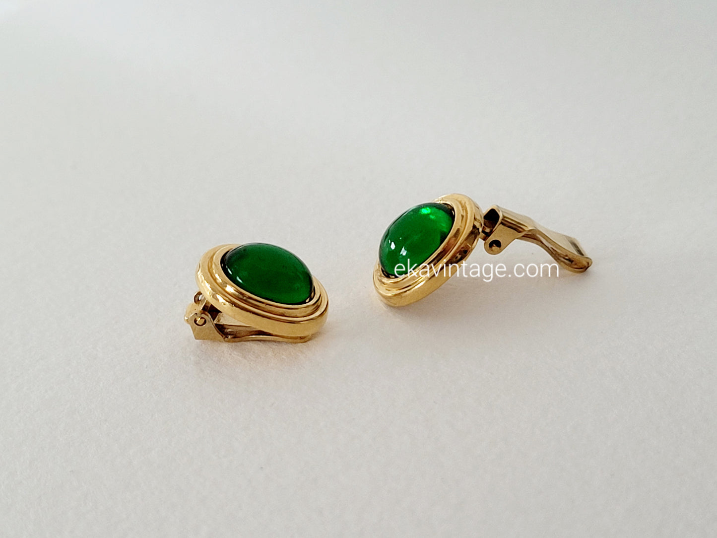 Lanvin - Boucles d'oreilles vintage cabochons en verre vert