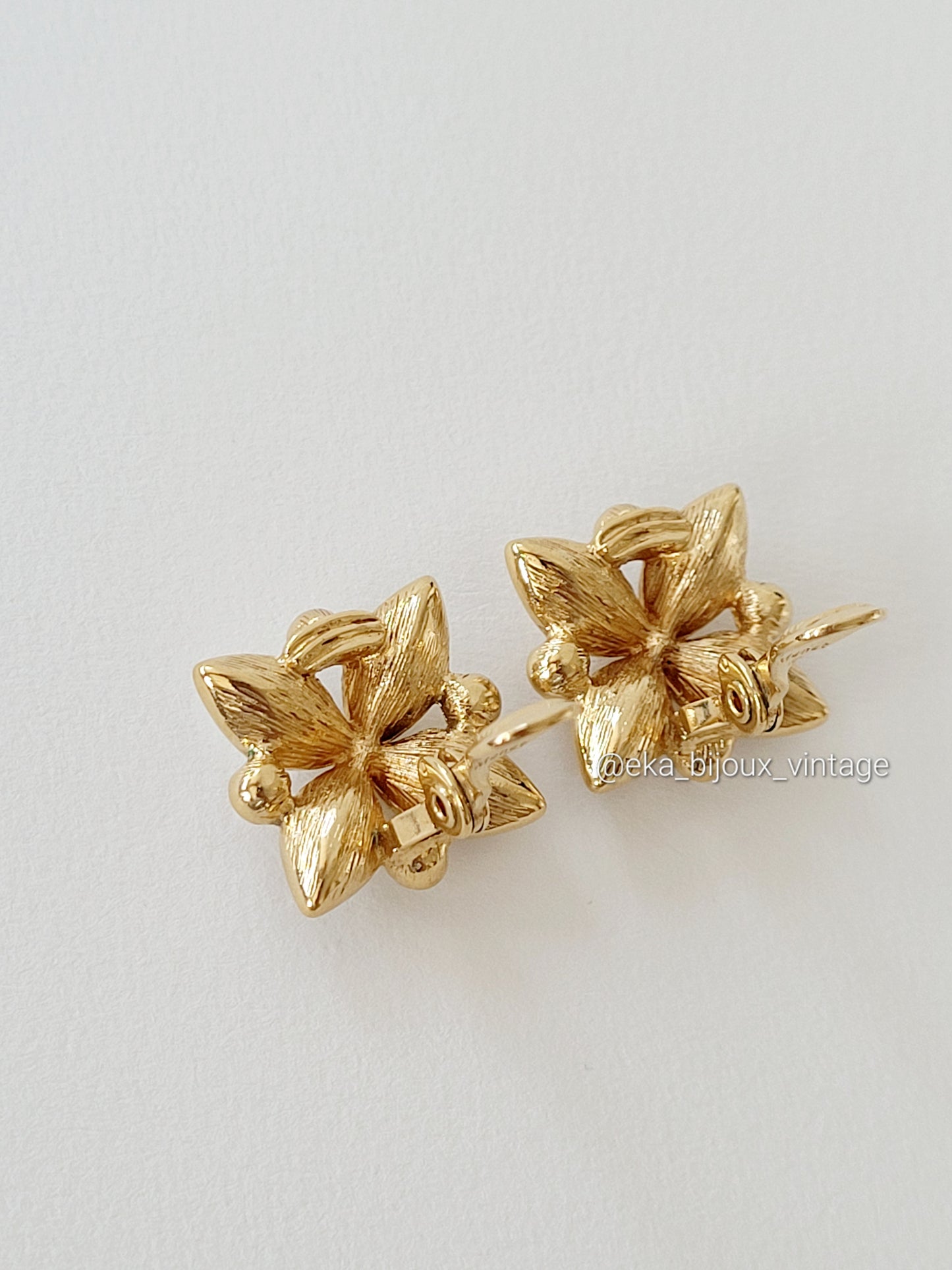 Monet-Boucles d'oreilles vintage-Cristaux blancs