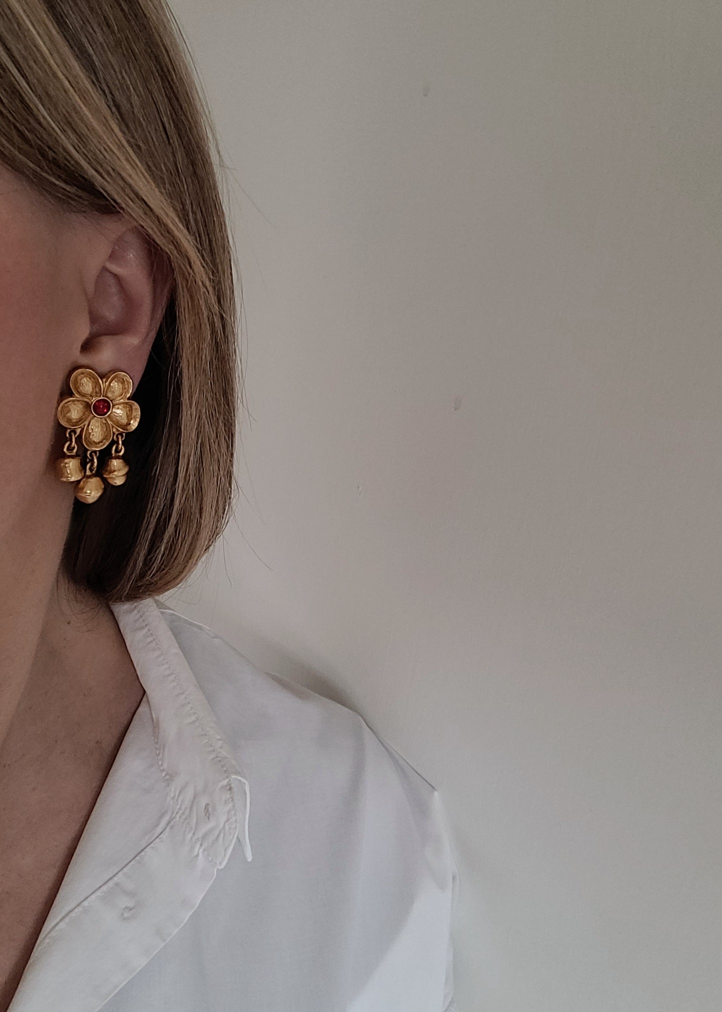 Kenzo - Boucles d'oreilles vintage Fleur cabochon rouge