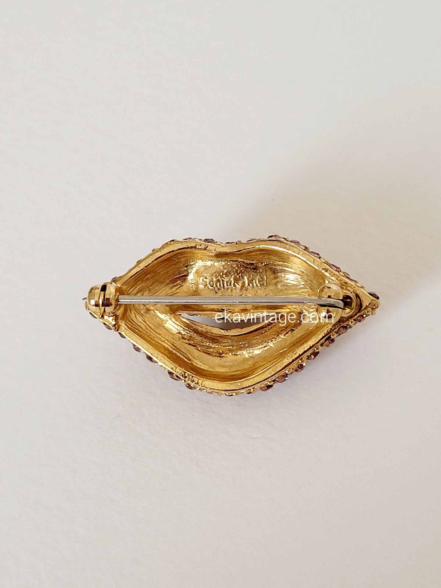 Sonia Rykiel  - Broche bouche sertie de cristaux roses