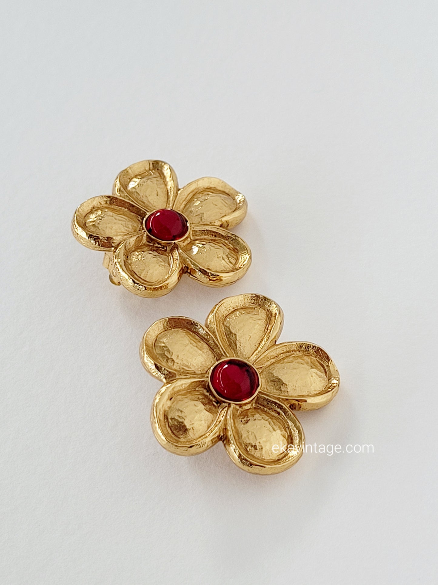 Kenzo - Boucles d'oreilles vintage Fleur cabochon rouge