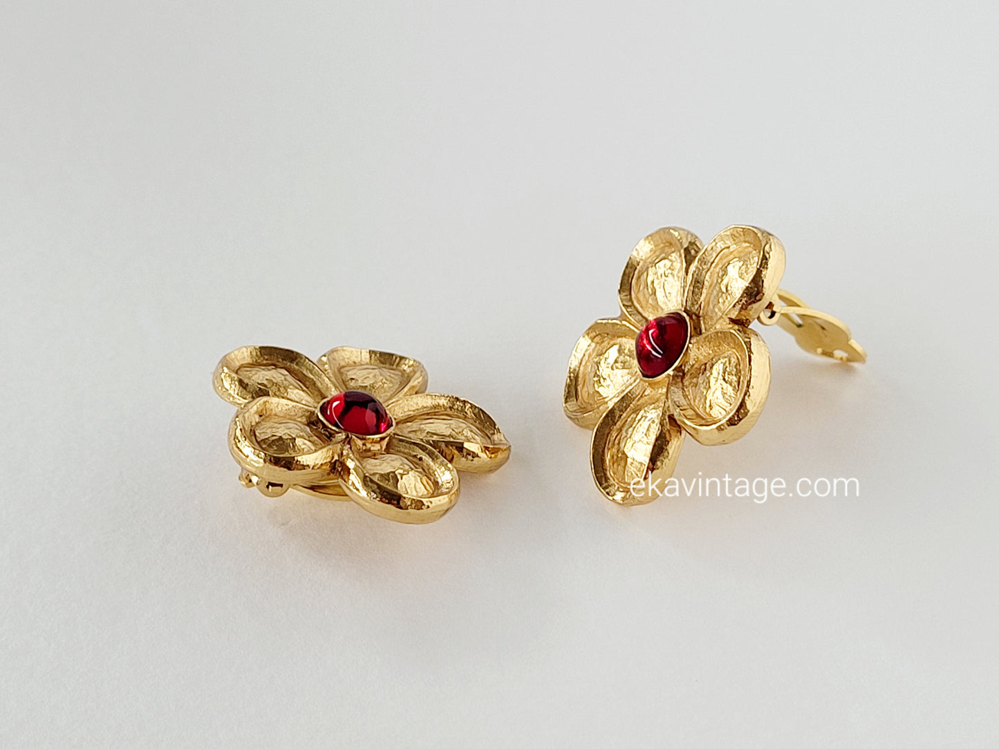 Kenzo - Boucles d'oreilles vintage Fleur cabochon rouge