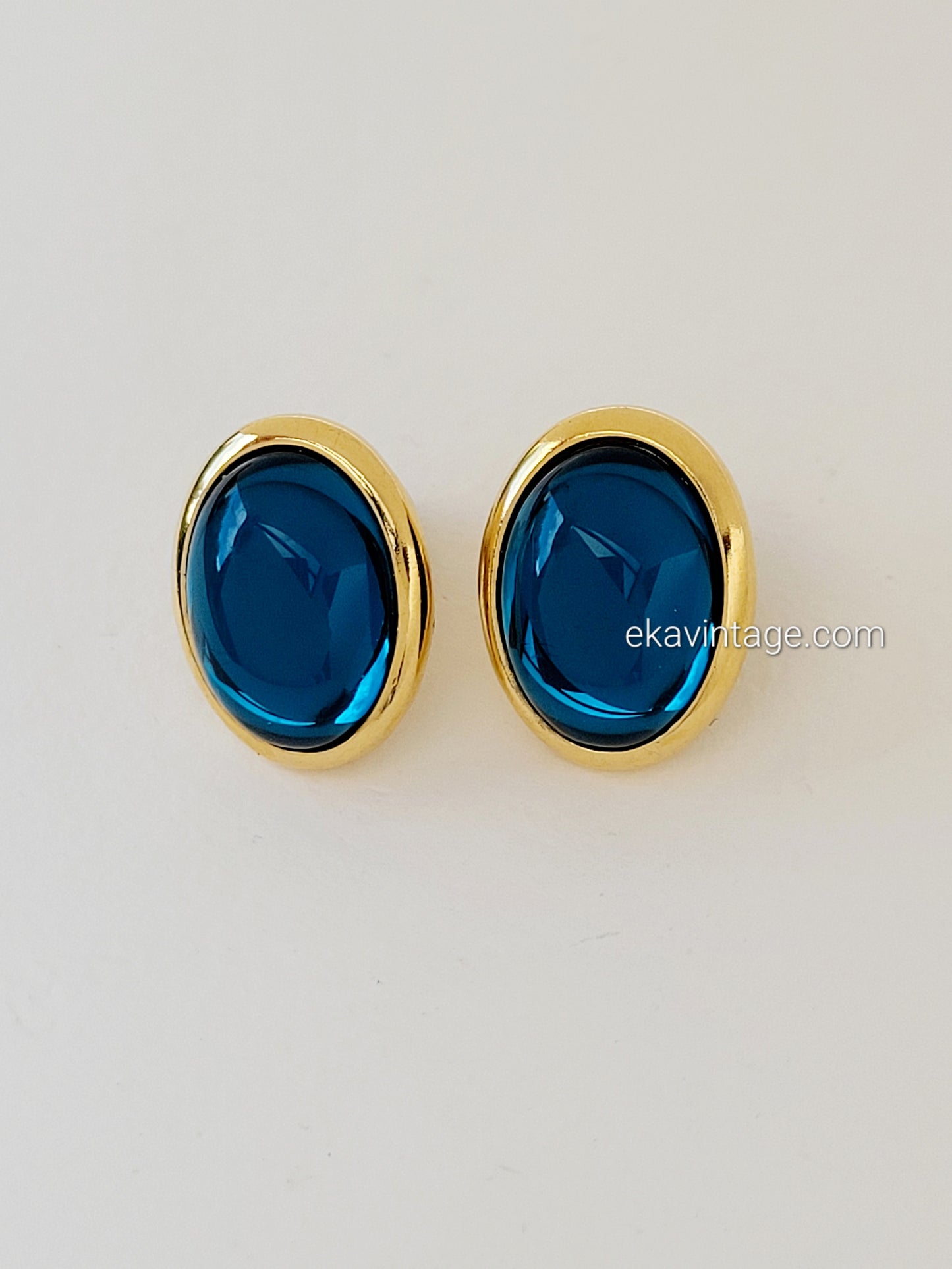 Trifari - Boucles d'oreilles vintage cabochons bleus