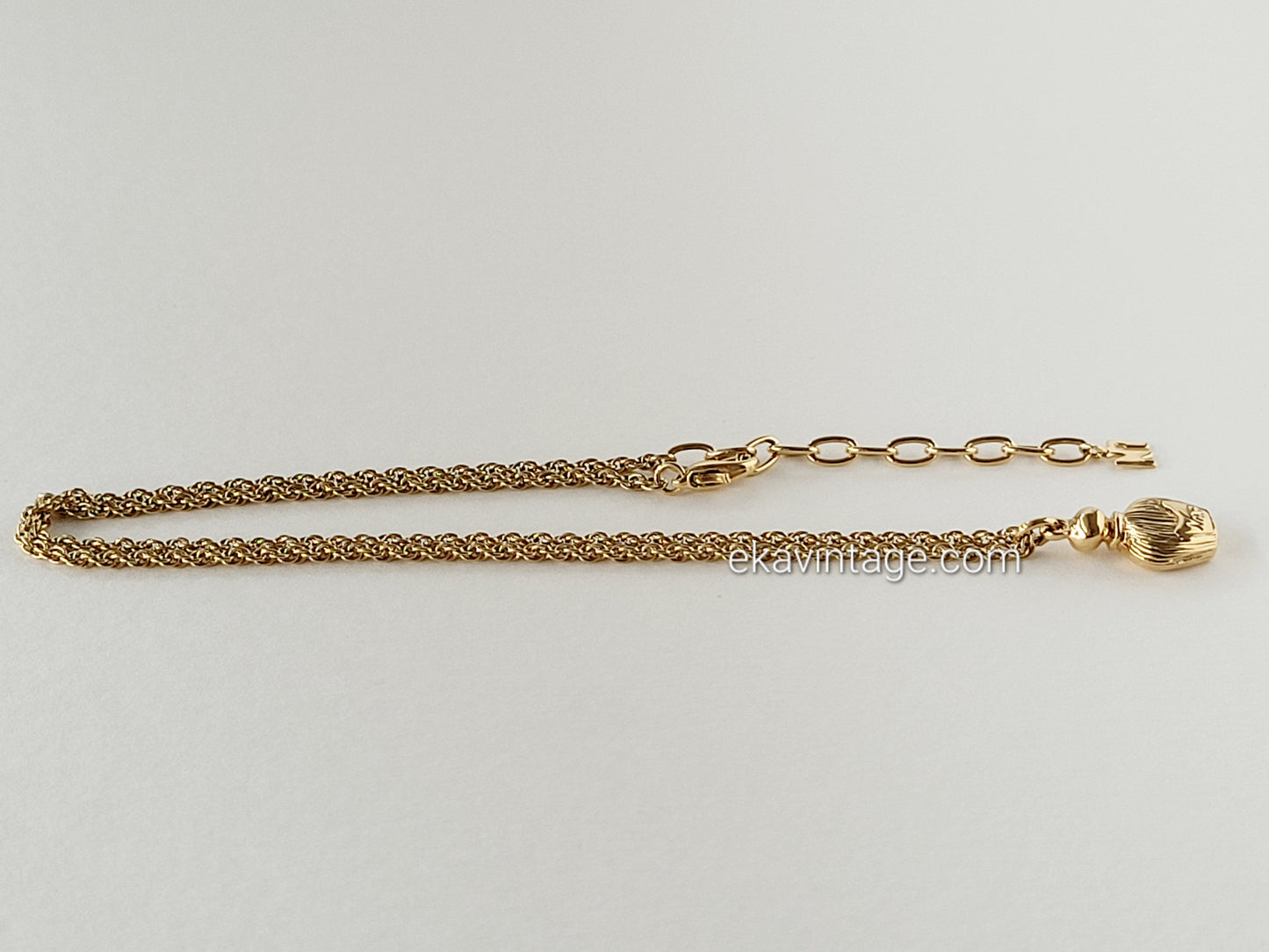 Nina Ricci - Collier doré avec un pendentif NR