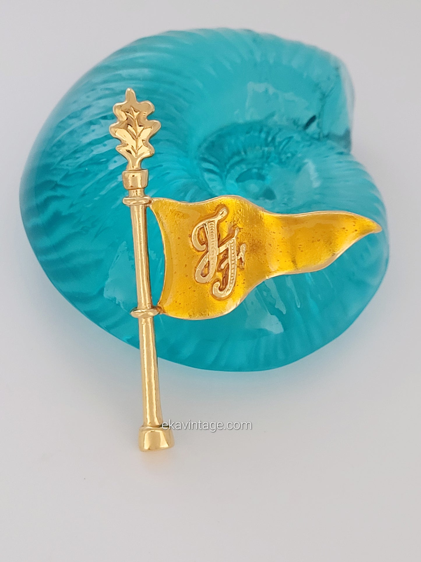 Inès de la Fressange - Broche en forme de Drapeau IF