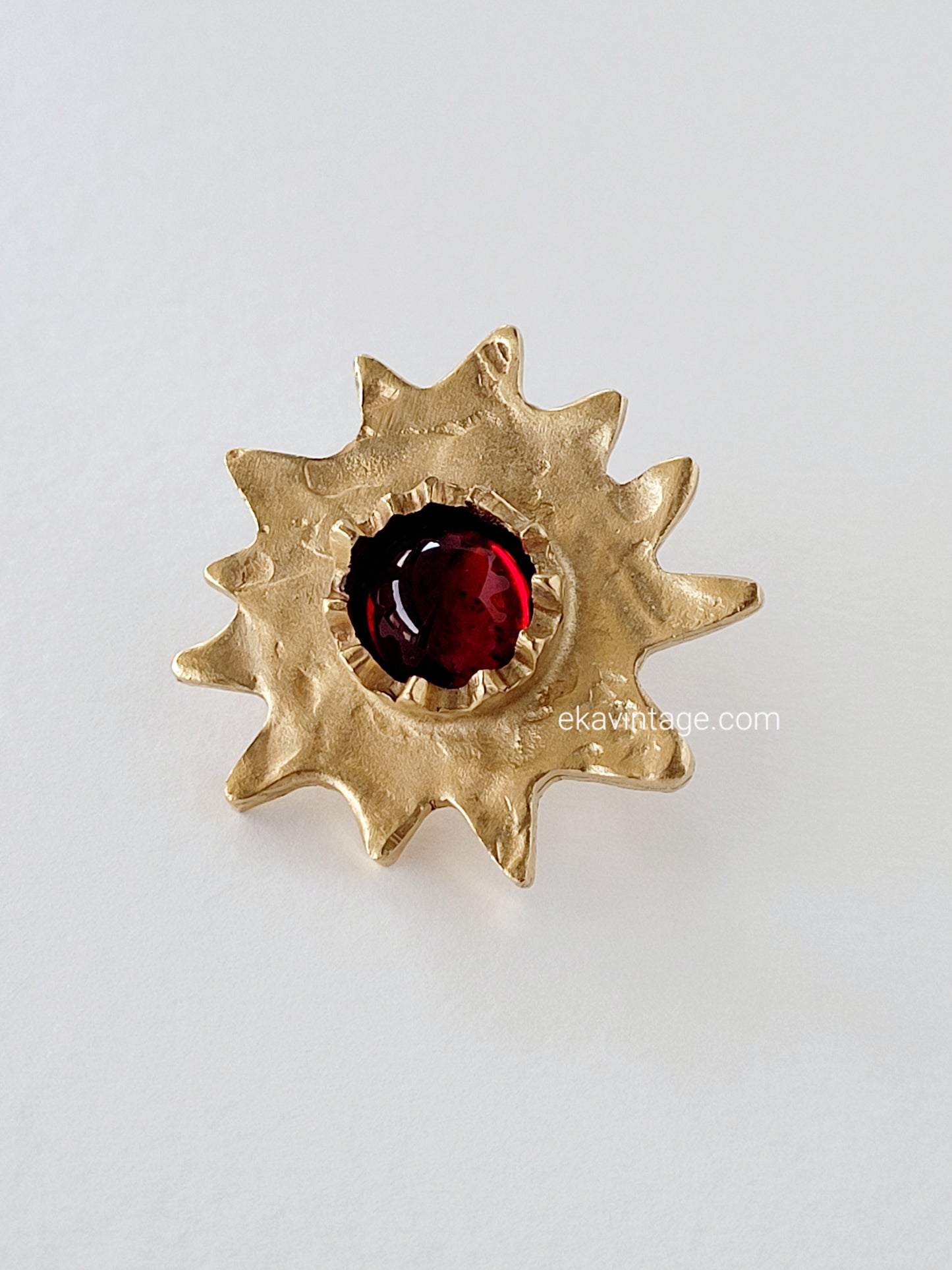 Biche de Bere - Broche vintage  Cabochon rouge