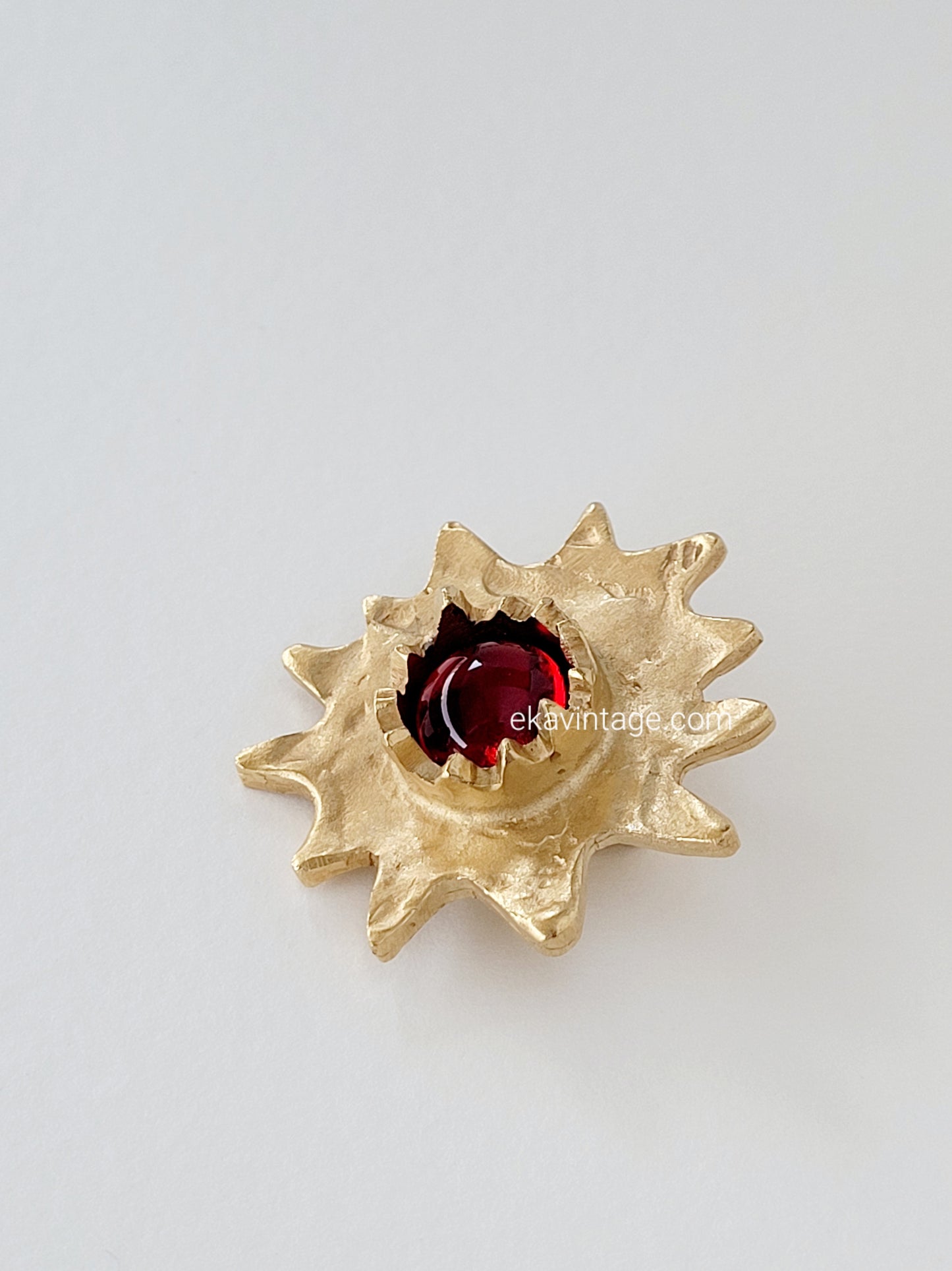 Biche de Bere - Broche vintage  Cabochon rouge