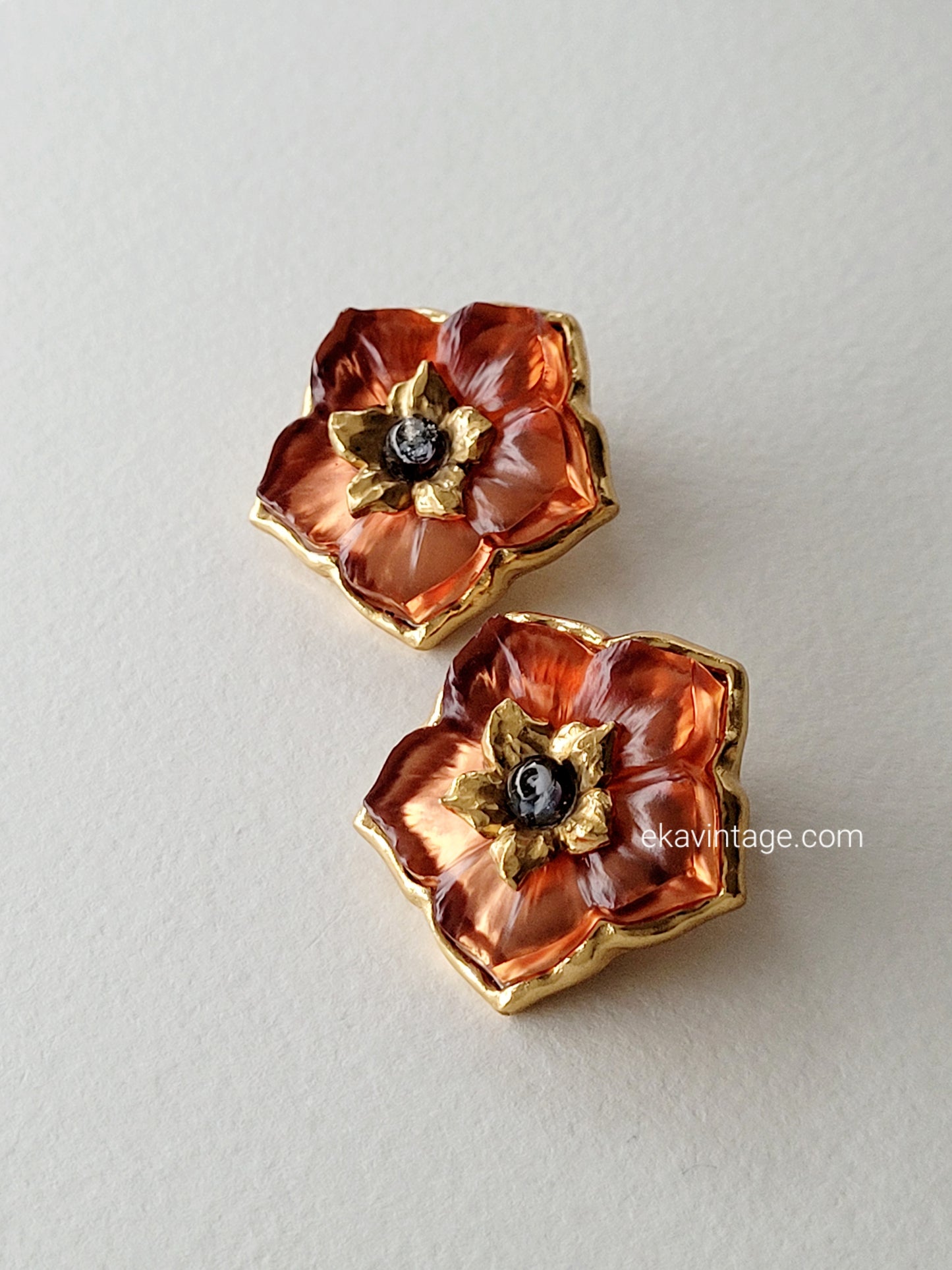 Kenzo - Boucles d'oreilles vintage Fleur en lucite