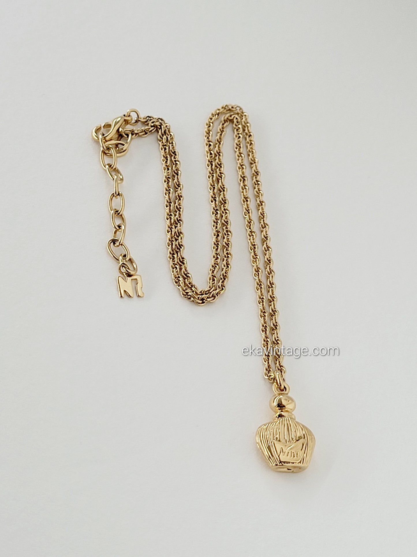 Nina Ricci - Collier doré avec un pendentif NR