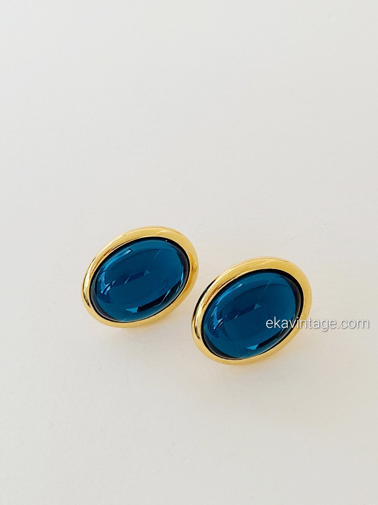 Trifari - Boucles d'oreilles vintage cabochons bleus